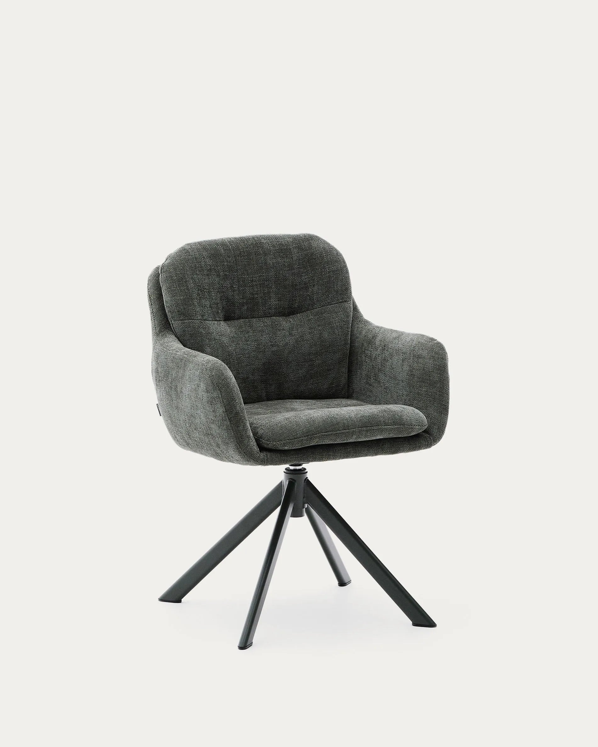 Der Drehstuhl Lexa von Kave Home: Grüner Chenille-Stoff, Stahlbeine mit grünem Finish, Drehfunktion. Stilvoll und komfortabel.