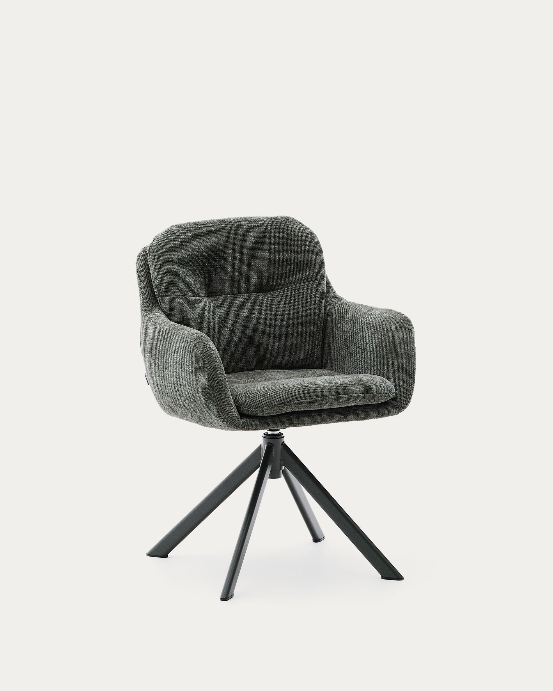 Der Drehstuhl Lexa von Kave Home: Grüner Chenille-Stoff, Stahlbeine mit grünem Finish, Drehfunktion. Stilvoll und komfortabel.