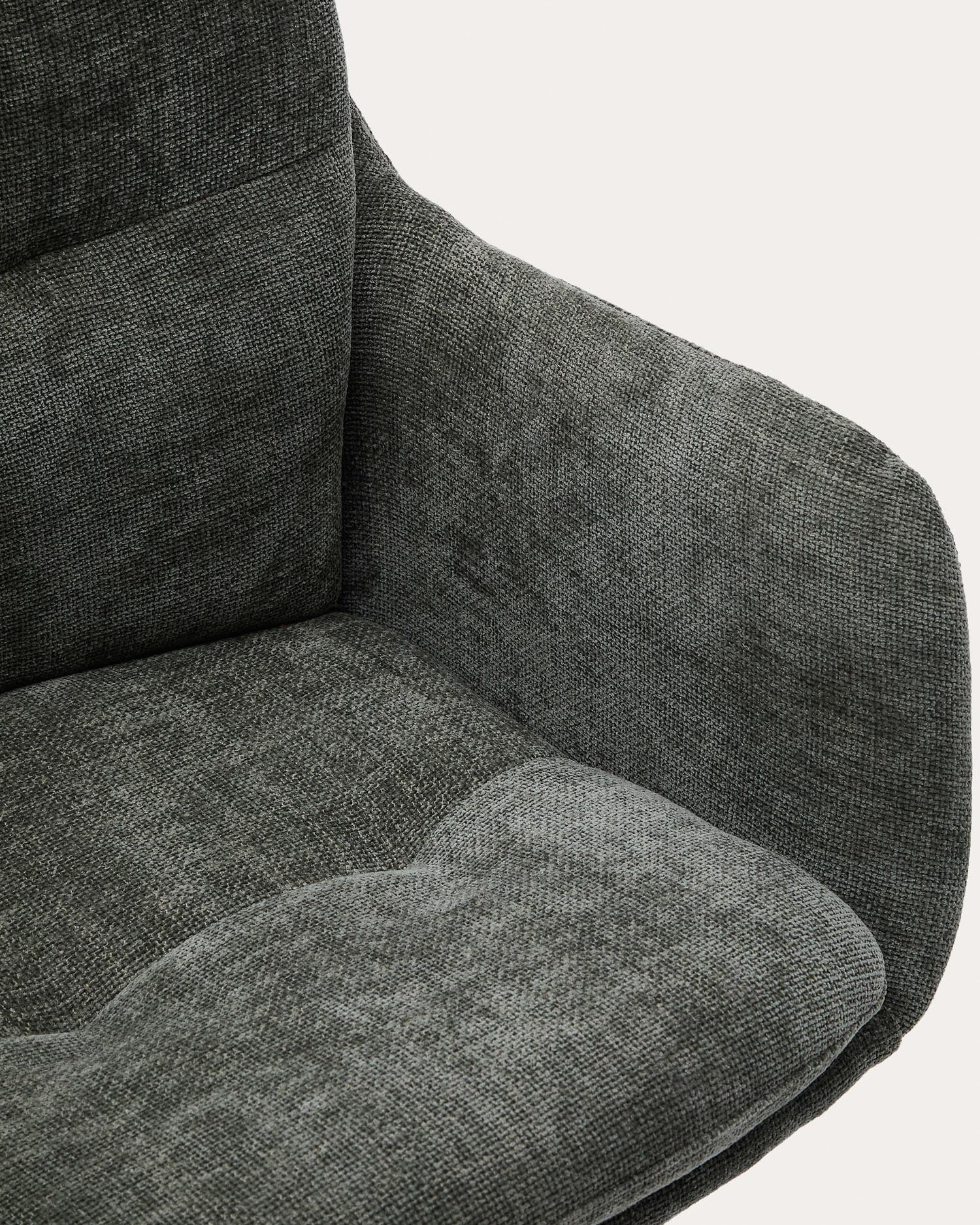 Moderner Drehstuhl Lexa mit grünem Chenille-Bezug und Stahlbeinen in Grün, ideal für stilvolle Wohn- und Arbeitsbereiche.