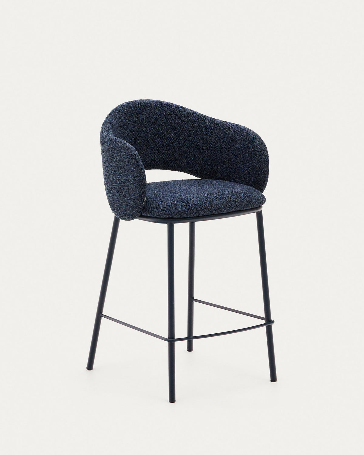 Maina Hocker aus blauem Chenille und Stahlbeinen mit blauem Finish FSC Mix Credit 65 cm in Blau präsentiert im Onlineshop von KAQTU Design AG. Barstuhl ist von Kave Home