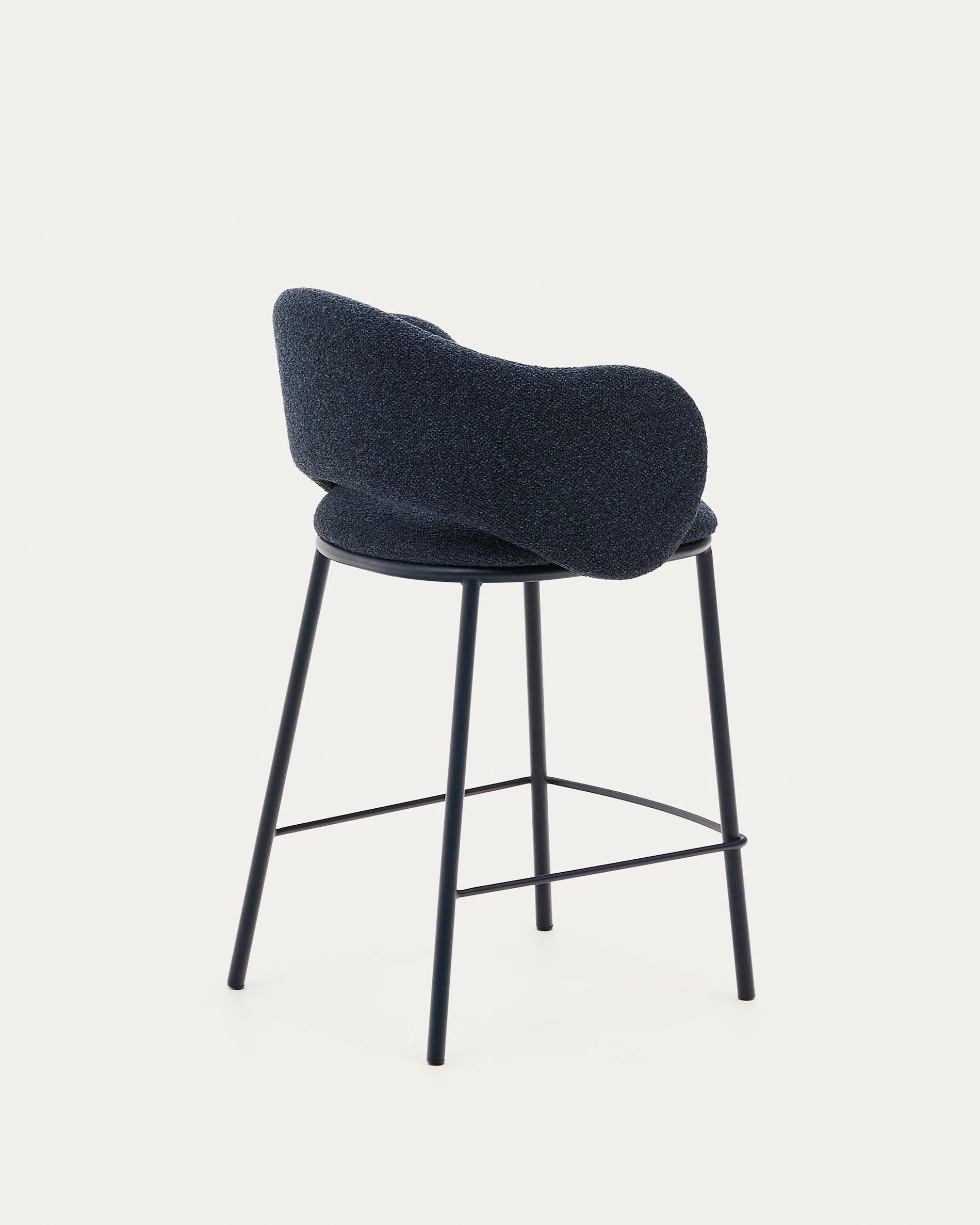 Eleganter Hocker mit blauem Chenille-Bezug und stabilen Stahlbeinen, ideal für stilvolle Wohnräume.