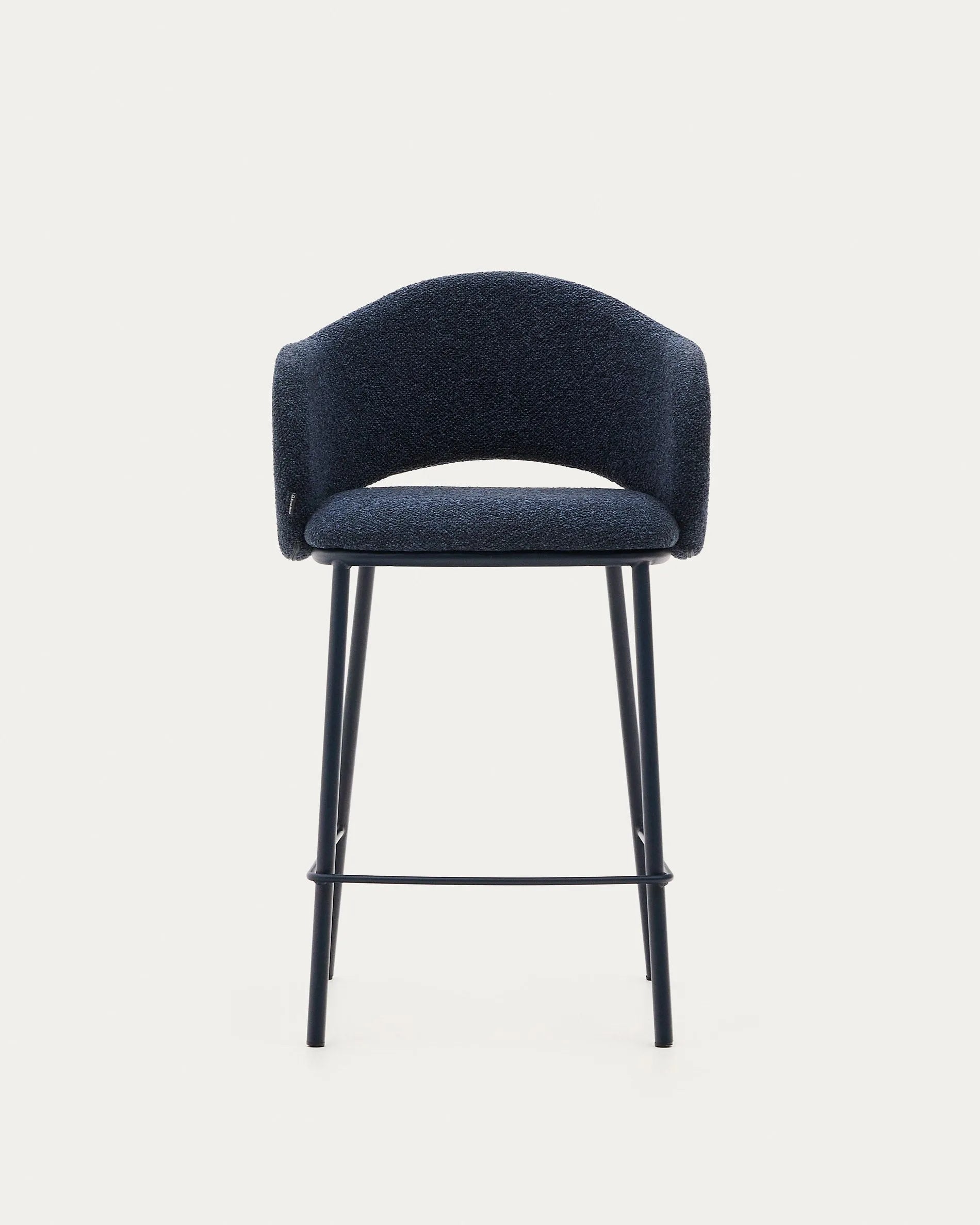 Eleganter Hocker mit blauem Chenille-Bezug und stabilen Stahlbeinen, ideal für stilvolle Wohnräume.