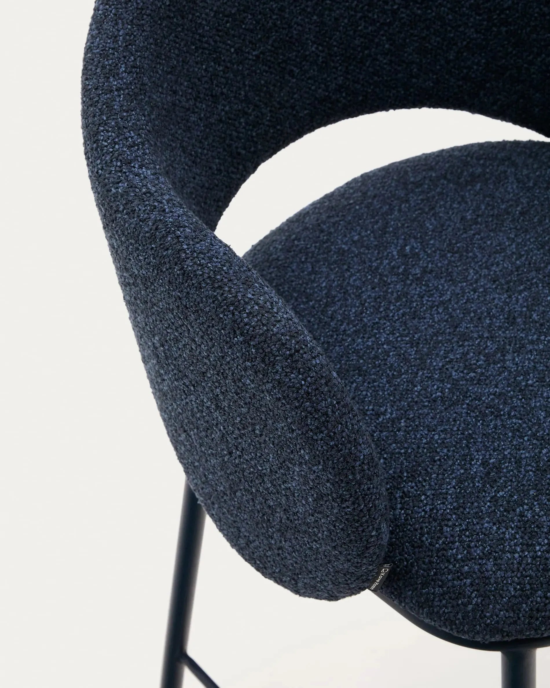 Eleganter Maina Hocker mit blauem Chenille-Bezug, stabilen Stahlbeinen und FSC-zertifiziert, 65 cm, von Kave Home.