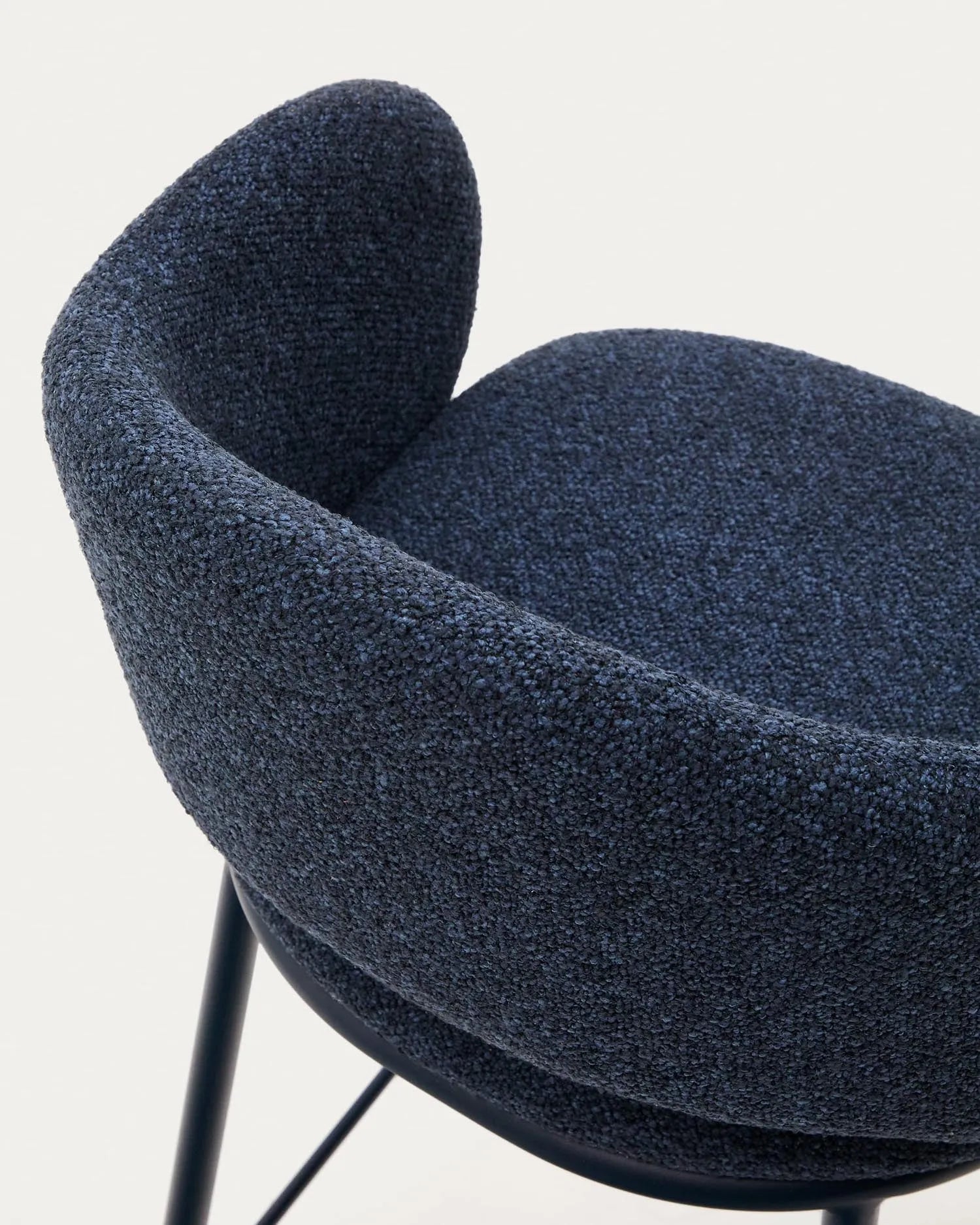 Eleganter Hocker mit blauem Chenille-Bezug und stabilen Stahlbeinen, ideal für stilvolle Wohnräume.