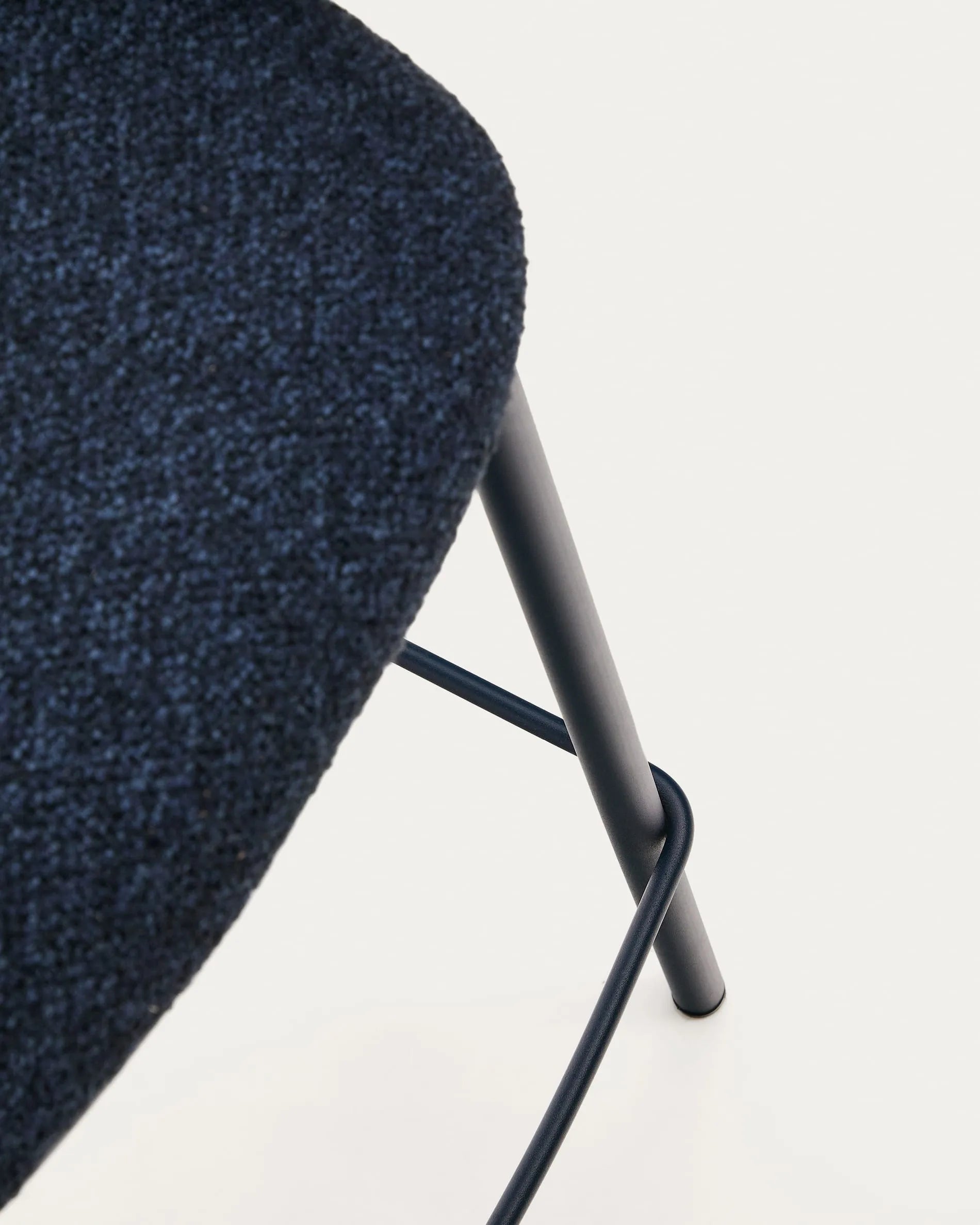Eleganter Hocker mit blauem Chenille-Bezug und stabilen Stahlbeinen, ideal für stilvolle Wohnräume.