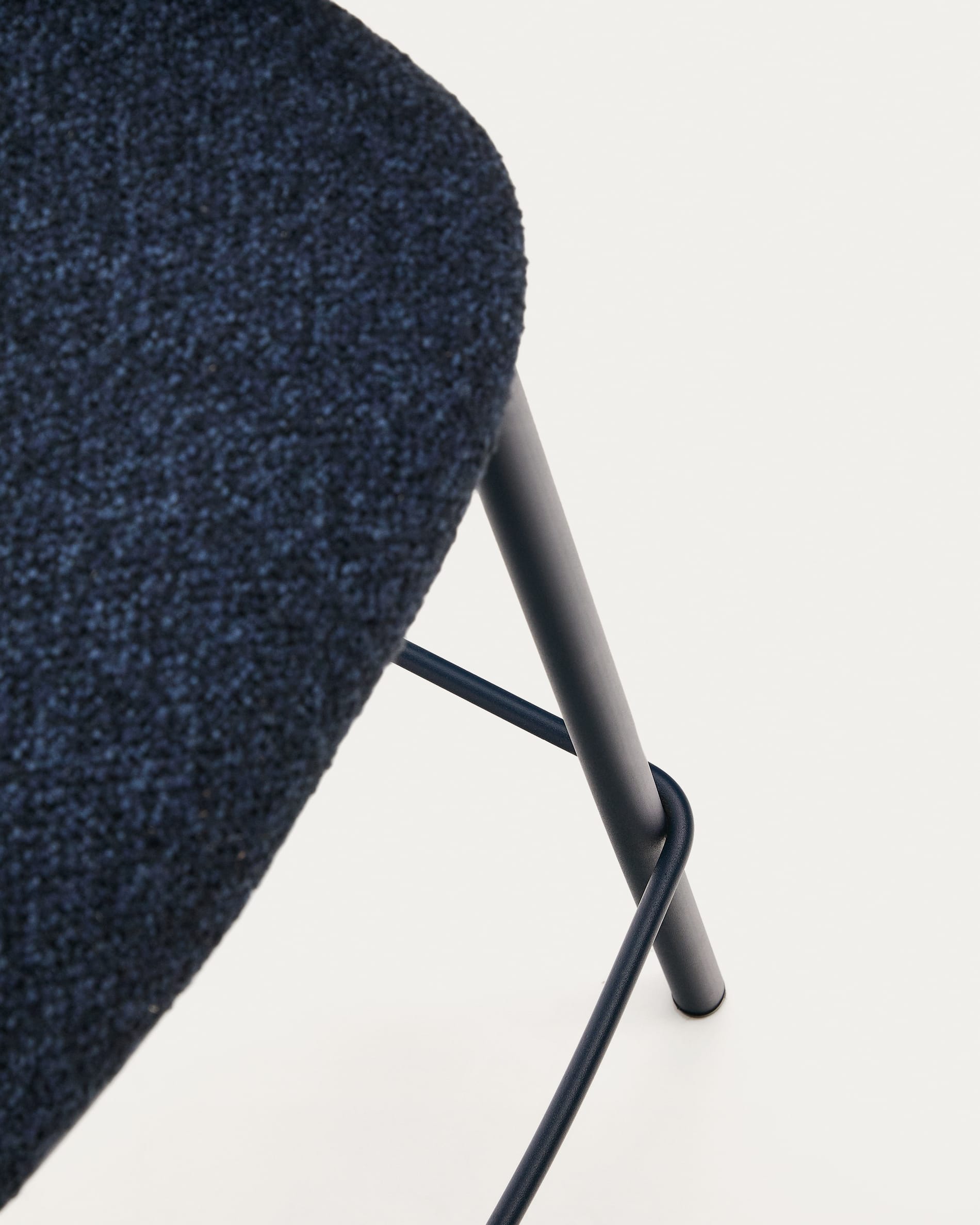 Moderner Maina Hocker mit weichem blauem Chenille-Stoff, robusten Stahlbeinen und FSC-zertifiziert, 65 cm, von Kave Home.