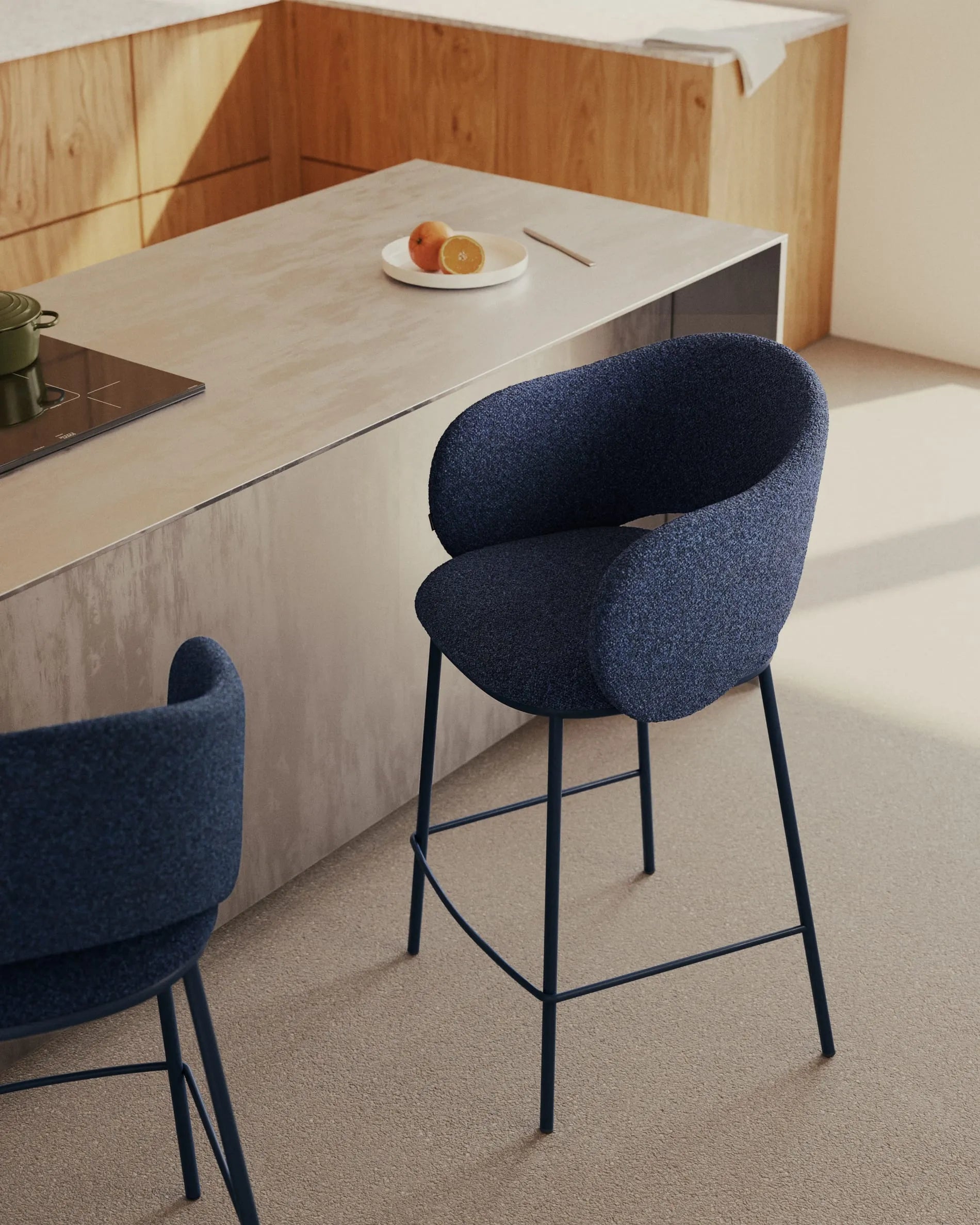 Eleganter Hocker mit blauem Chenille-Bezug und stabilen Stahlbeinen, ideal für stilvolle Wohnräume.