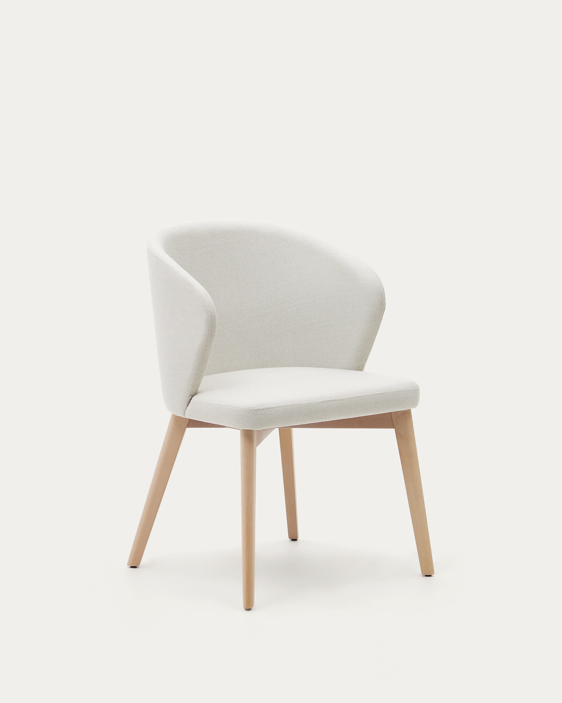 Beiger Chenille-Stuhl Darice mit Buchenholz von Kave Home.