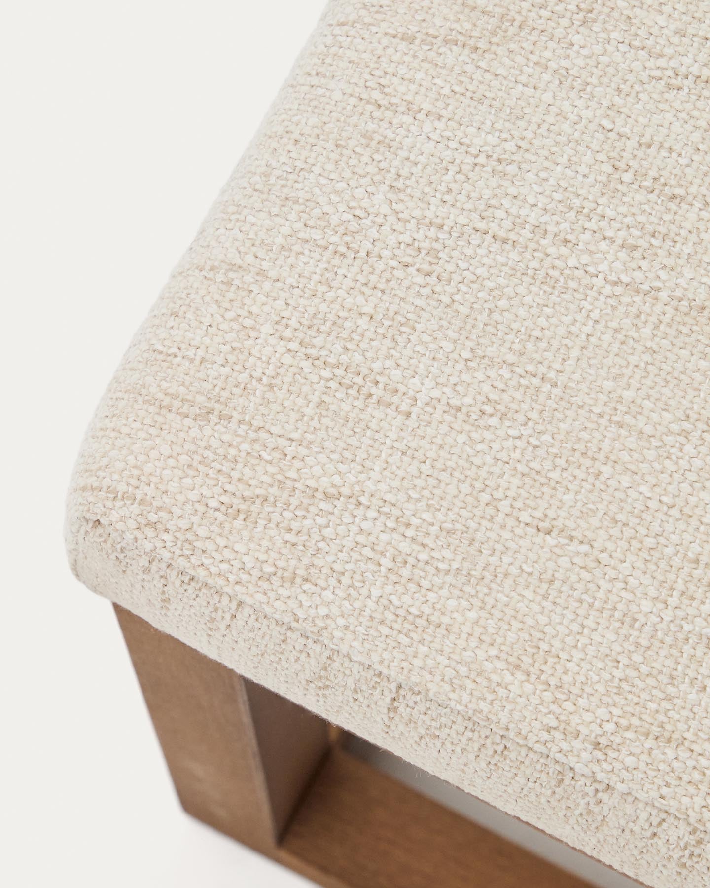Bank Loya aus beiger Chenille und Buchenholz mit Nussbaum-Finish 128 cm in Beige präsentiert im Onlineshop von KAQTU Design AG. Sitzbank ist von Kave Home