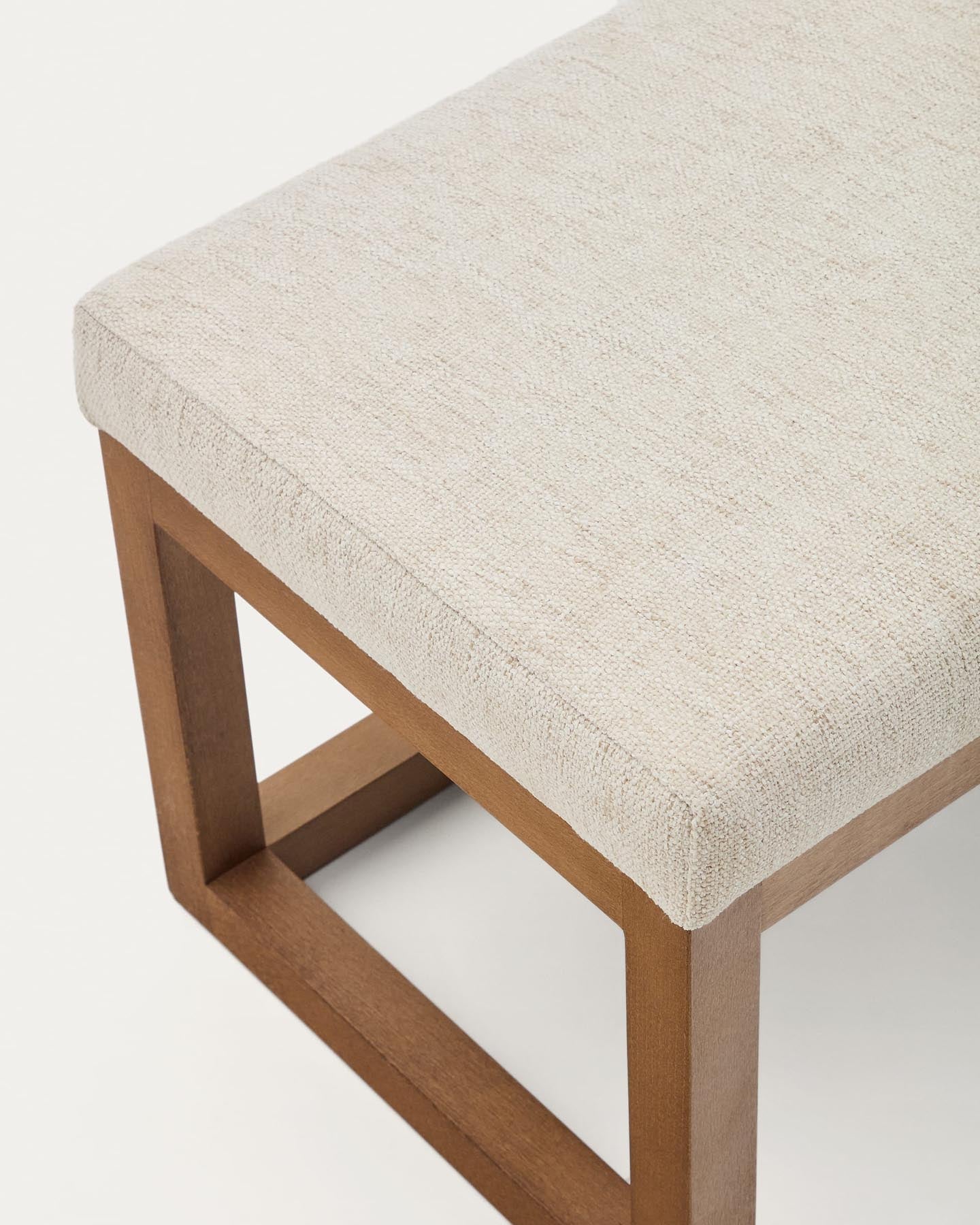 Bank Loya aus beiger Chenille und Buchenholz mit Nussbaum-Finish 128 cm in Beige, Braun präsentiert im Onlineshop von KAQTU Design AG. Sitzbank ist von Kave Home