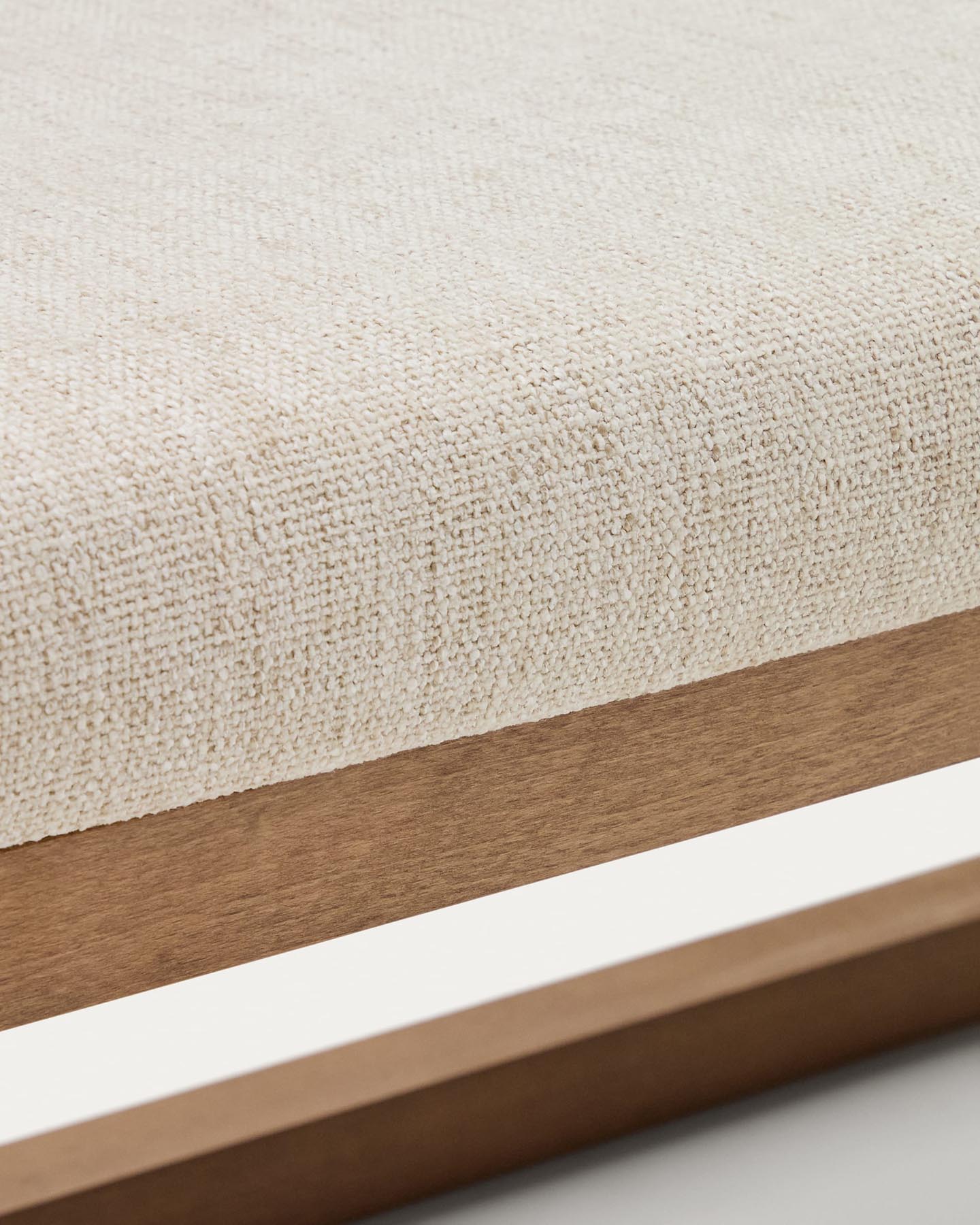 Bank Loya aus beiger Chenille und Buchenholz mit Nussbaum-Finish 128 cm in Beige, Braun präsentiert im Onlineshop von KAQTU Design AG. Sitzbank ist von Kave Home