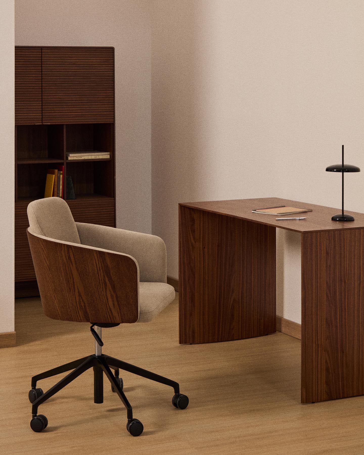 Schreibtischstuhl Madai aus brauner Chenille und Eschenfurnier in Nussbaum-Optik, FSC Mix Credit in Dunkelbraun präsentiert im Onlineshop von KAQTU Design AG. Bürostuhl ist von Kave Home