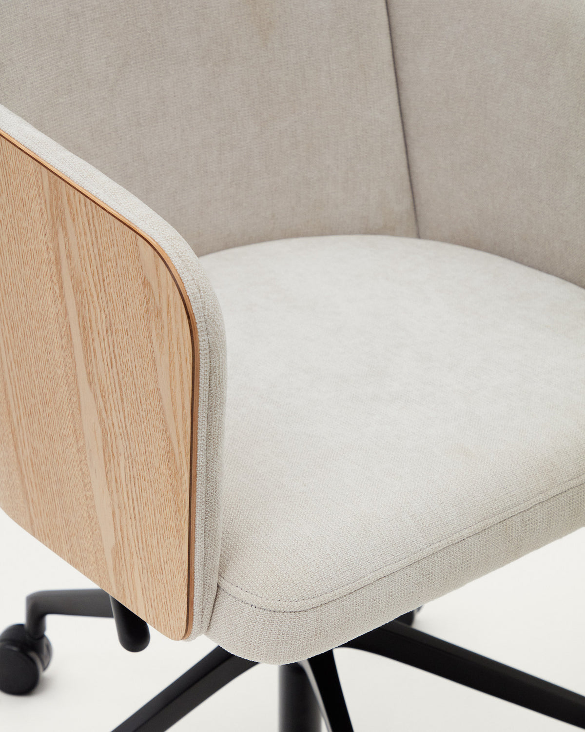 Schreibtischstuhl Madai aus beiger Chenille und Eschenfurnier in natürlicher Optik, FSC Mix Credit in Natur präsentiert im Onlineshop von KAQTU Design AG. Dreh-Schalenstuhl mit Rollen ist von Kave Home