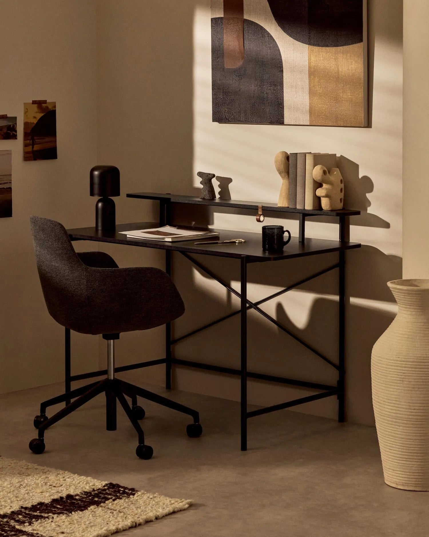 Eleganter Schreibtischstuhl in Dunkelgrau mit Aluminium und mattschwarzer Oberfläche, ideal für modernes Bürodesign.