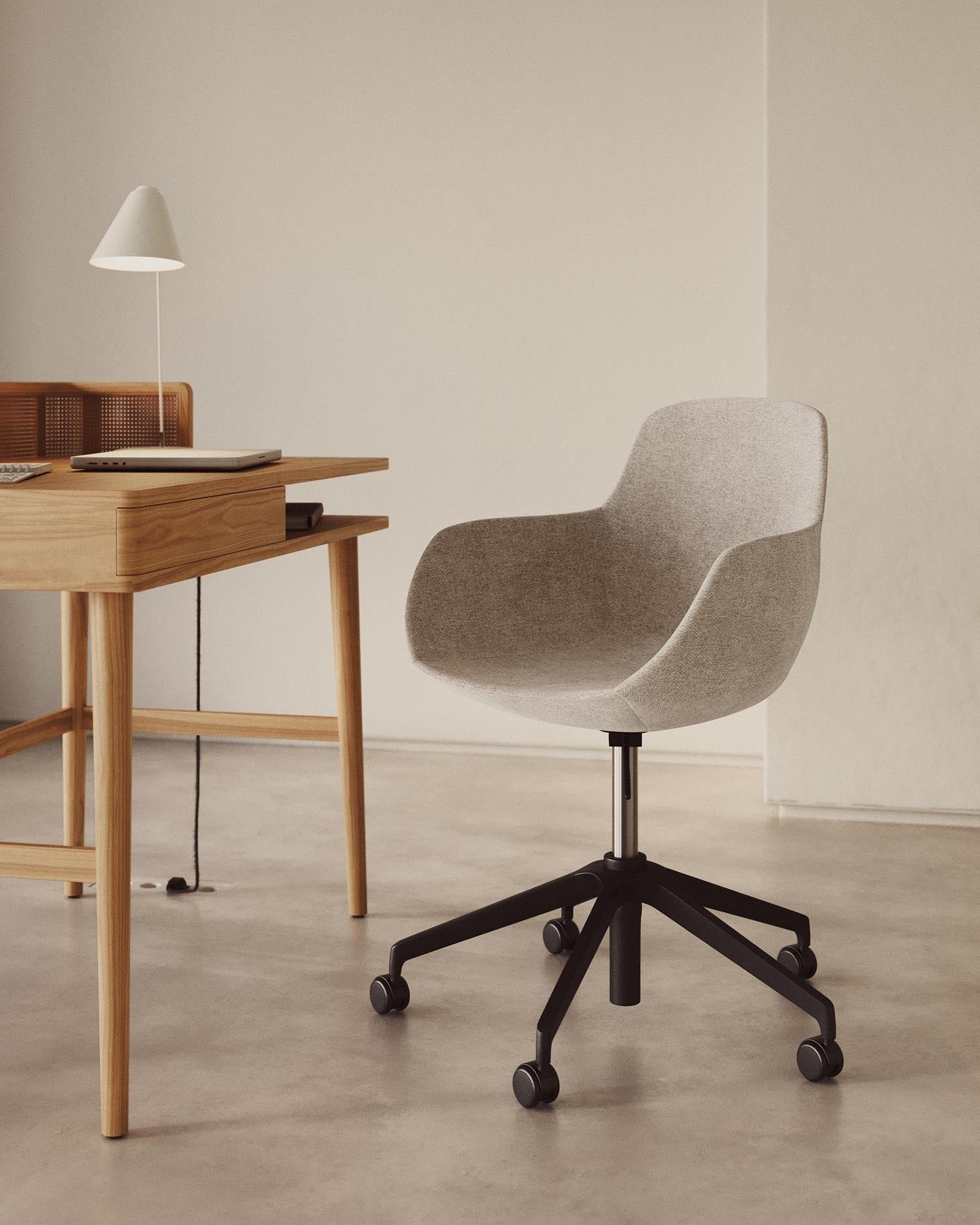 Moderner Tissiana Schreibtischstuhl aus braunem Kunstleder, Aluminium und mattschwarzem Design, perfekt für stilvolle Büros.