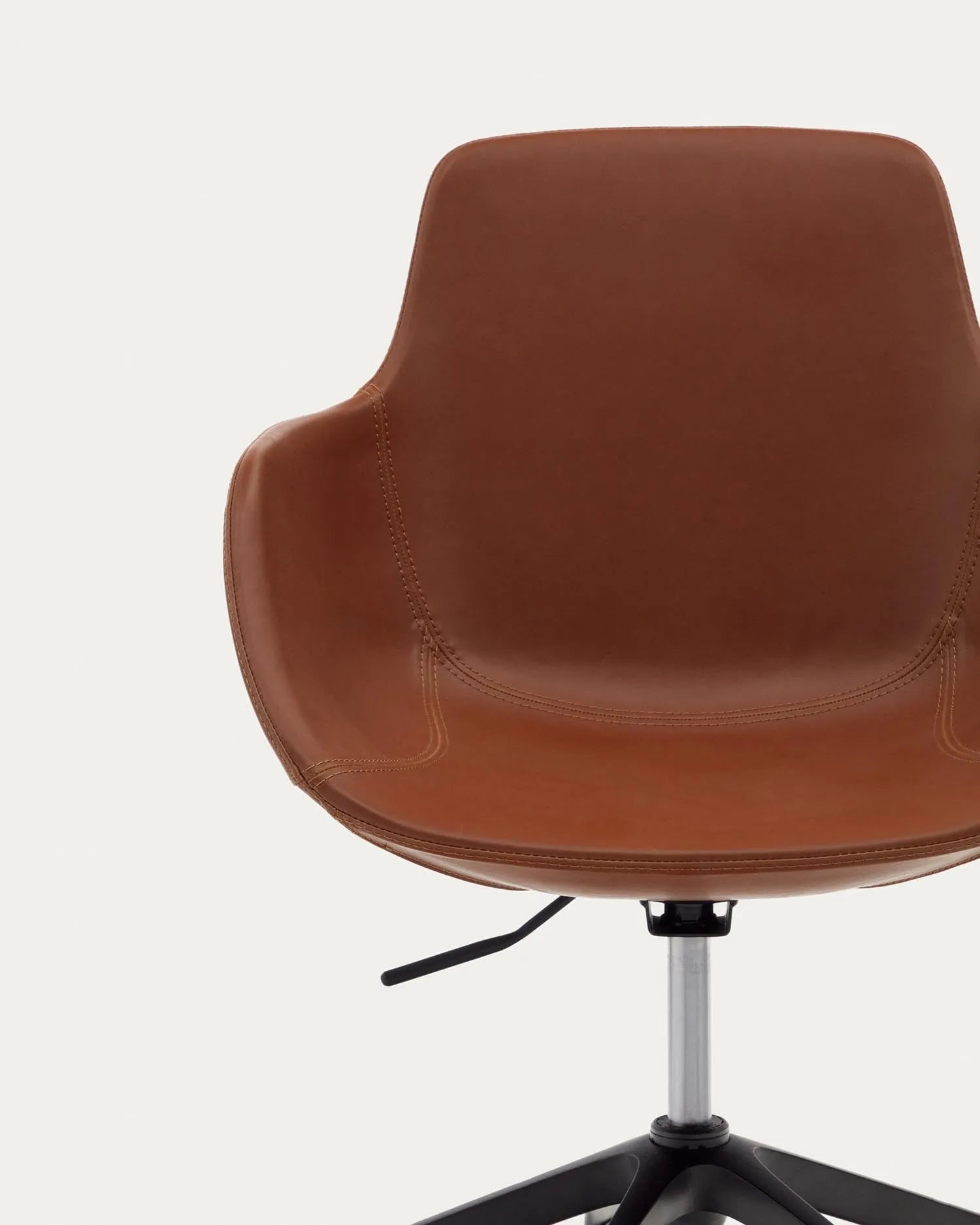 Moderner Tissiana Schreibtischstuhl aus braunem Kunstleder, Aluminium und mattschwarzem Design, perfekt für stilvolle Büros.