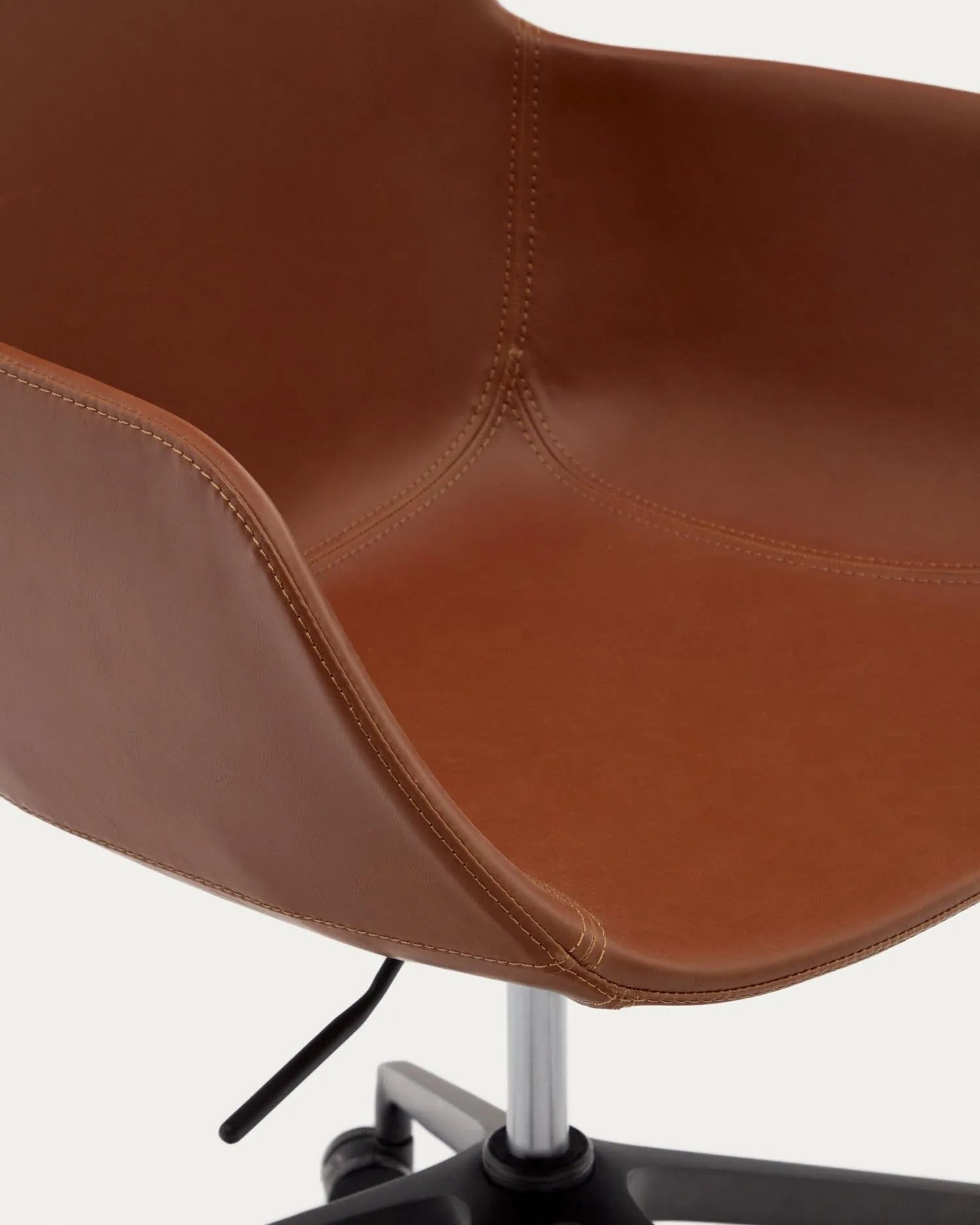 Eleganter Schreibtischstuhl aus braunem Kunstleder, ergonomisch und höhenverstellbar, mit mattschwarzem Aluminiumrahmen.