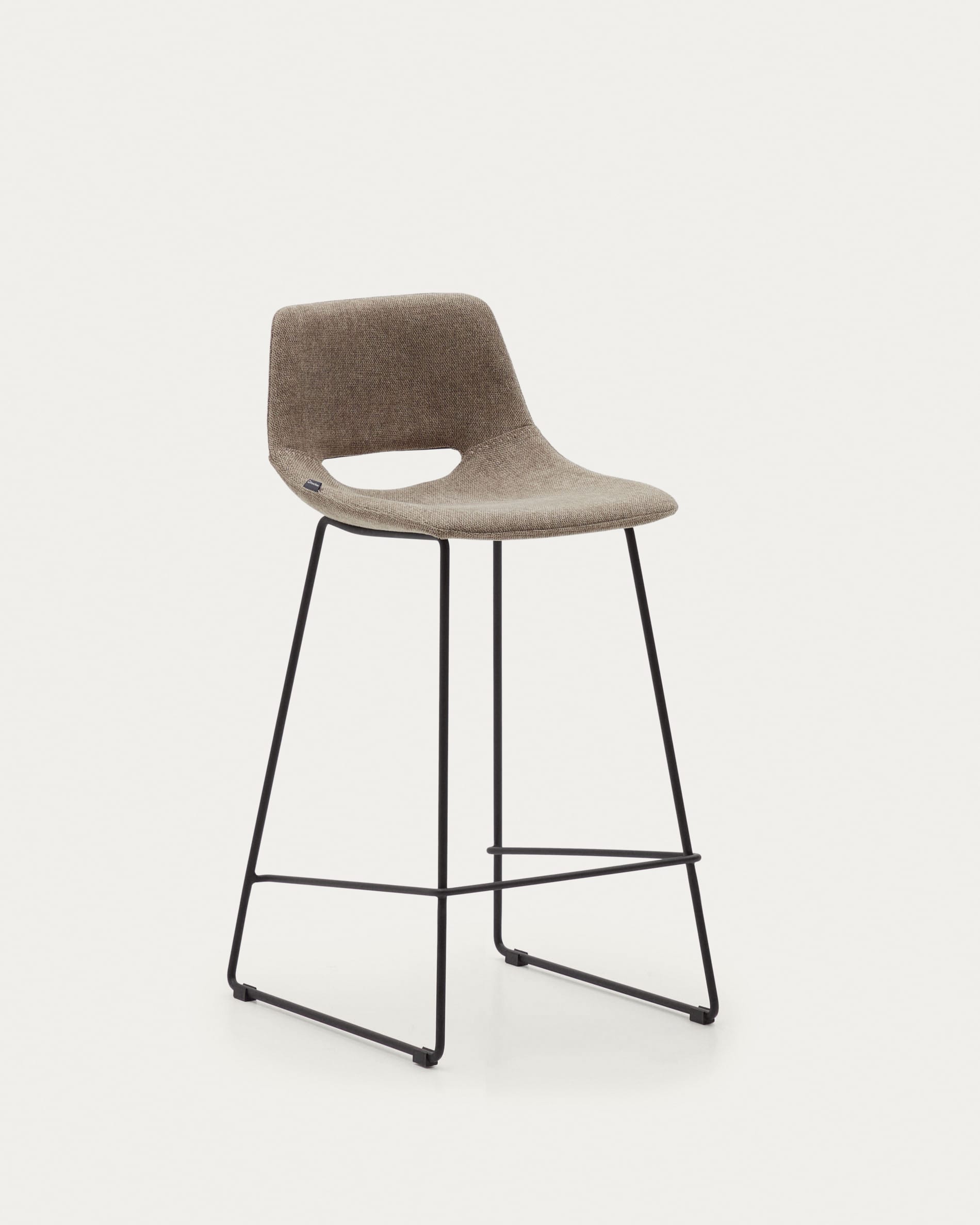 3D-Modell des Zahara Hockers: brauner Sitz, schwarzes Stahlgestell, 65 cm hoch, modernes Design, vielseitig einsetzbar.