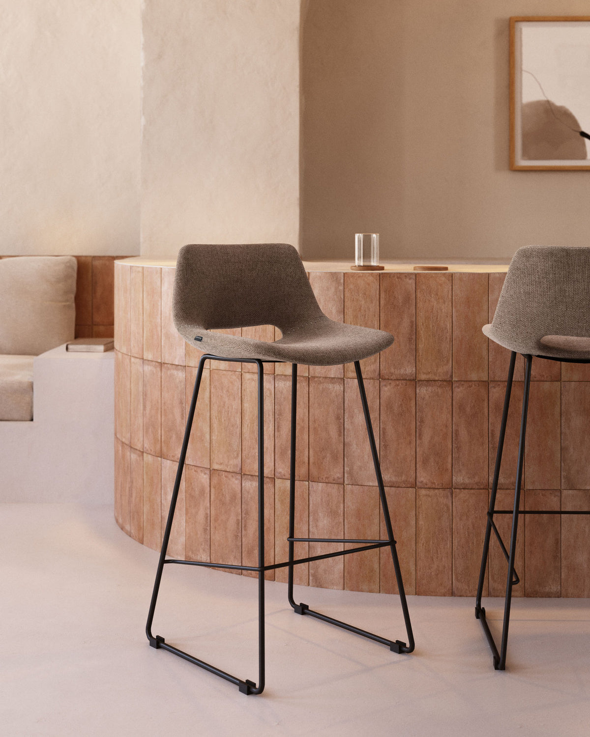 Zahara Hocker braun und Stahl mit schwarzem Finish Höhe 65 cm FSC 100% in Braun präsentiert im Onlineshop von KAQTU Design AG. Barhocker ist von Kave Home