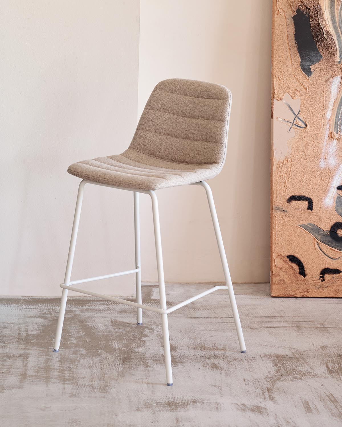 Zunilda Hocker: Beigefarbener Chenille, weisser Stahl, 65 cm hoch.