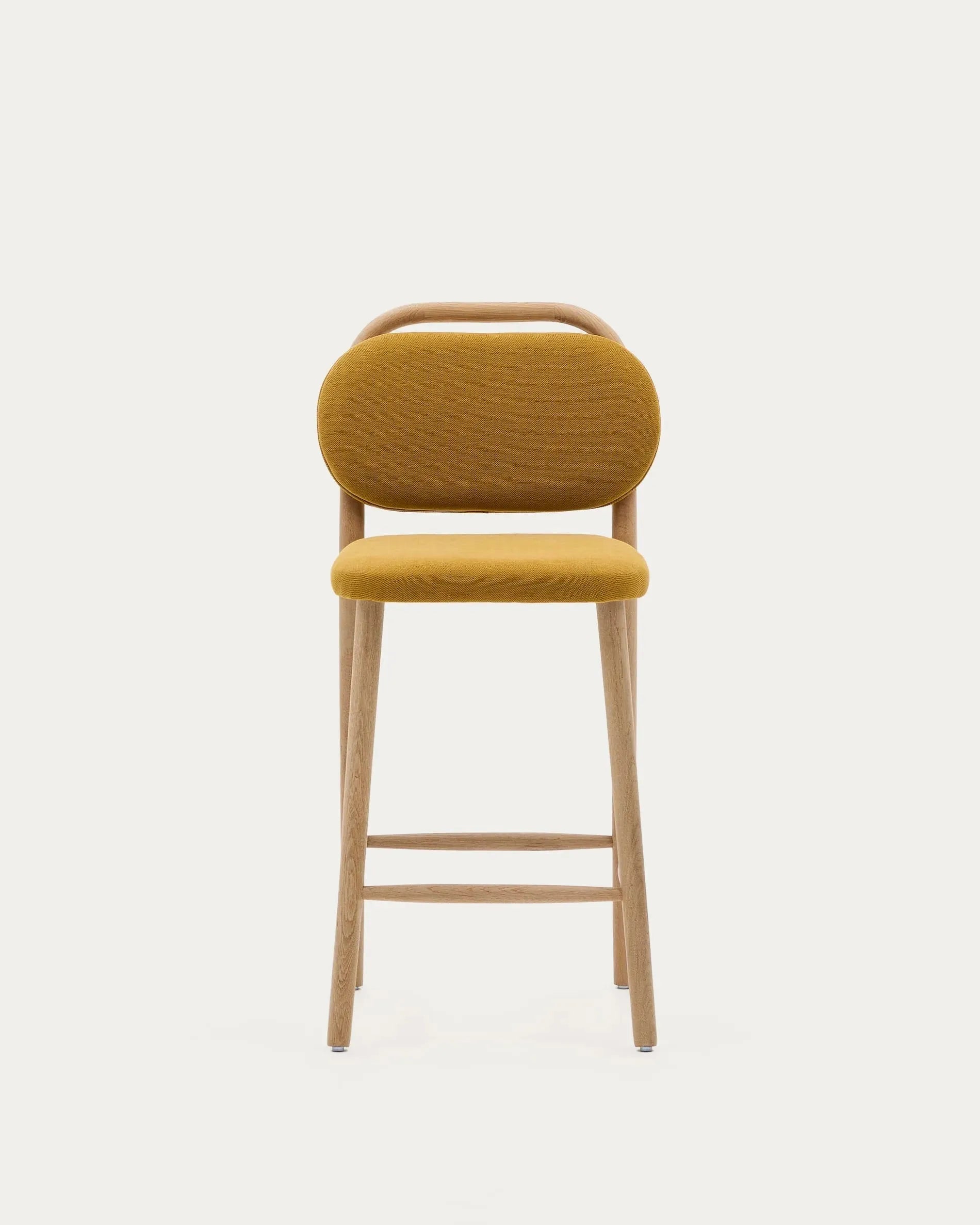 Helda Hocker, 65 cm, aus senfgelber Chenille und FSC-zertifiziertem Eichenholz, verbindet Stil mit umweltbewusstem Design.