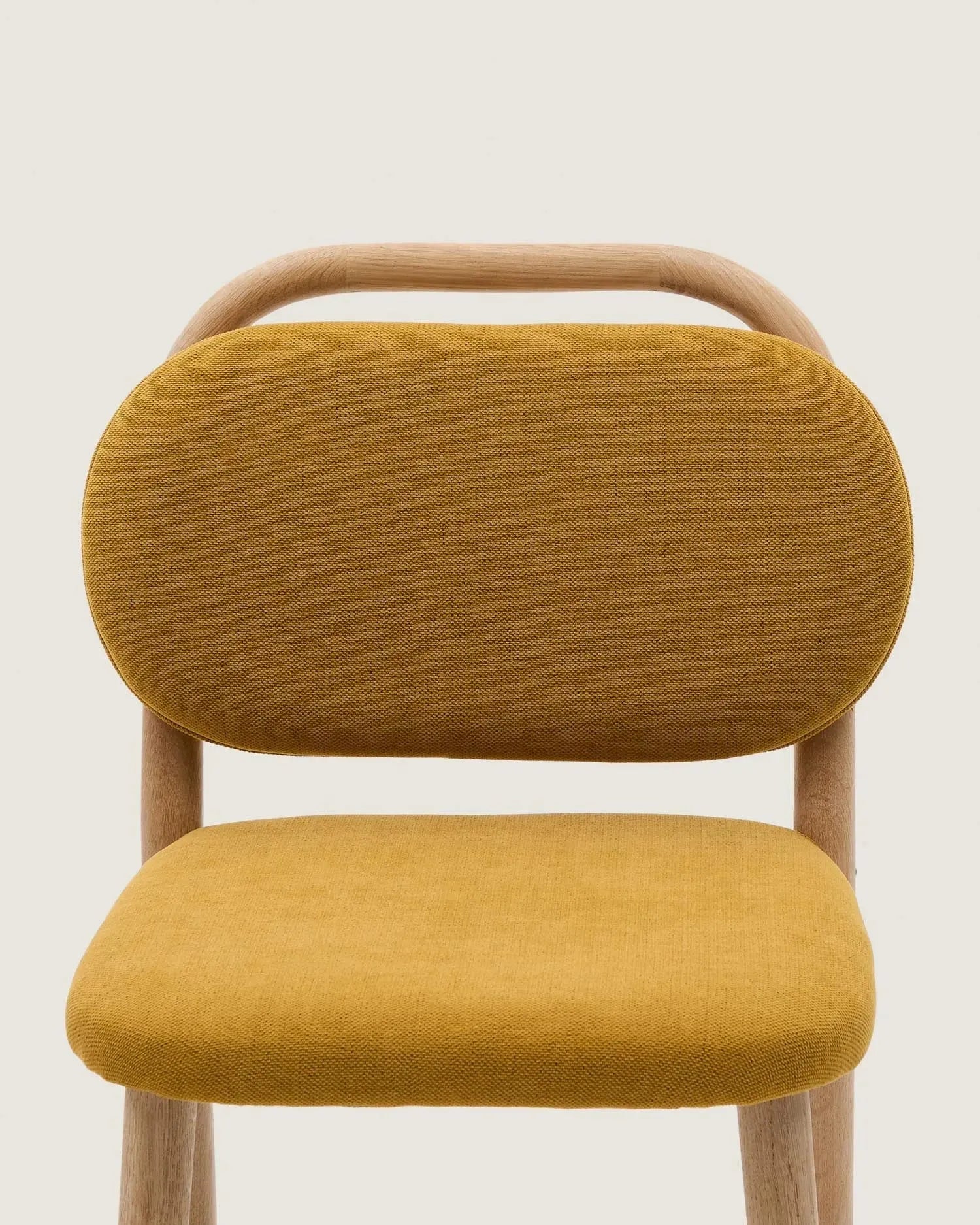 Helda Hocker, 65 cm, aus senfgelber Chenille und FSC-zertifiziertem Eichenholz, bietet Komfort und nachhaltiges Design.