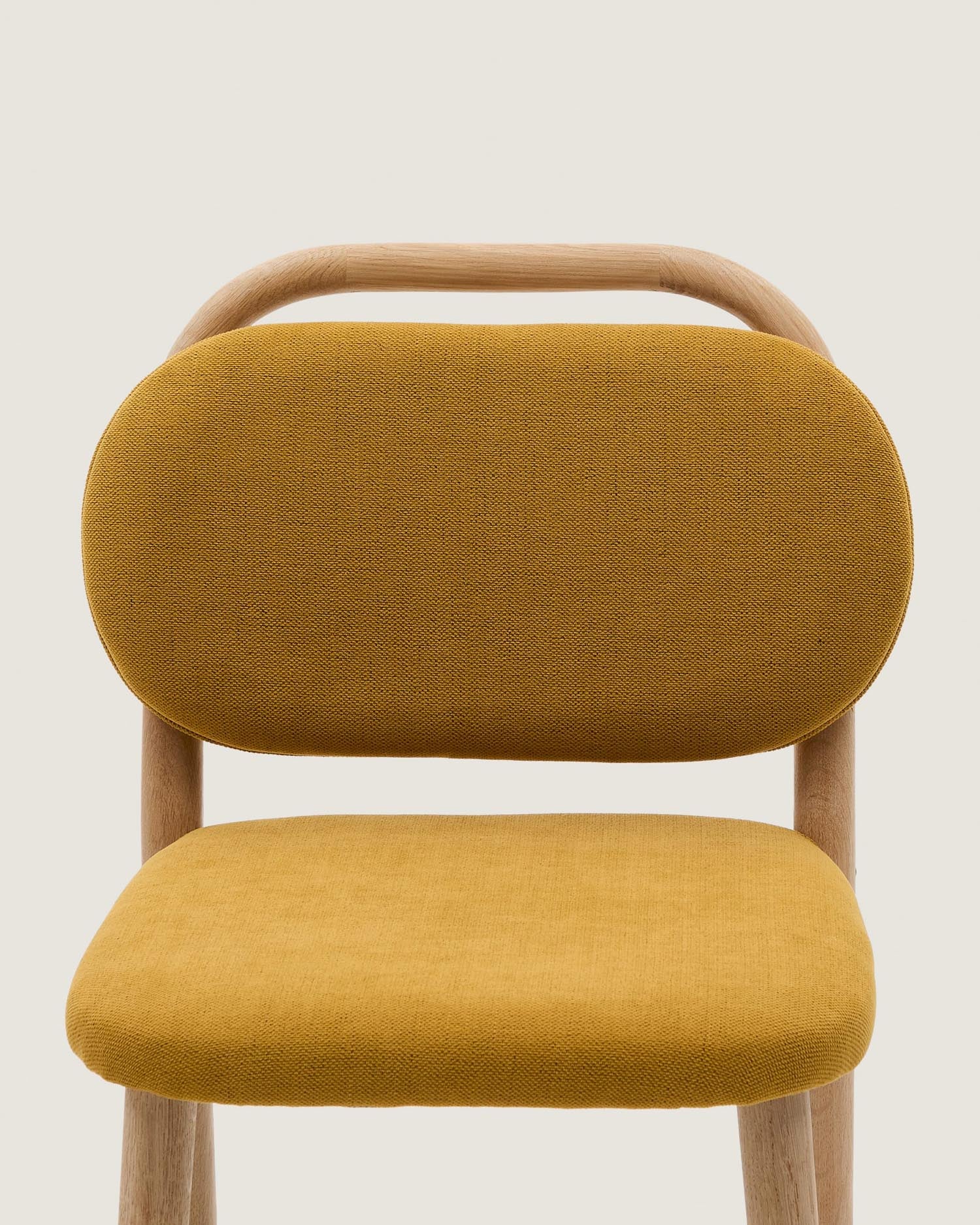 Entdecken Sie den Helda Hocker von Kave Home: 65 cm hoch, aus senfgelber Chenille und FSC-zertifiziertem Eichenholz – stilvoll, nachhaltig und vielseitig.
