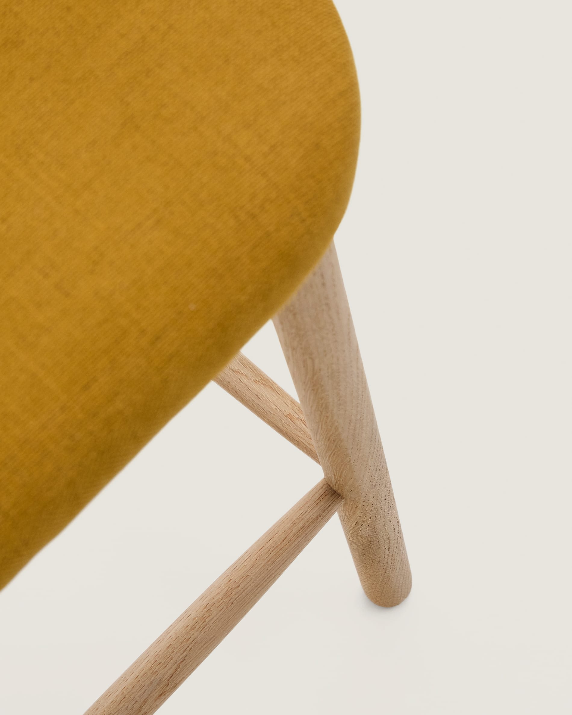 Der Helda Hocker von Kave Home: 65 cm hoch, aus senfgelber Chenille und FSC-zertifiziertem Eichenholz – perfekt für stilvolle Akzente in jedem Raum.