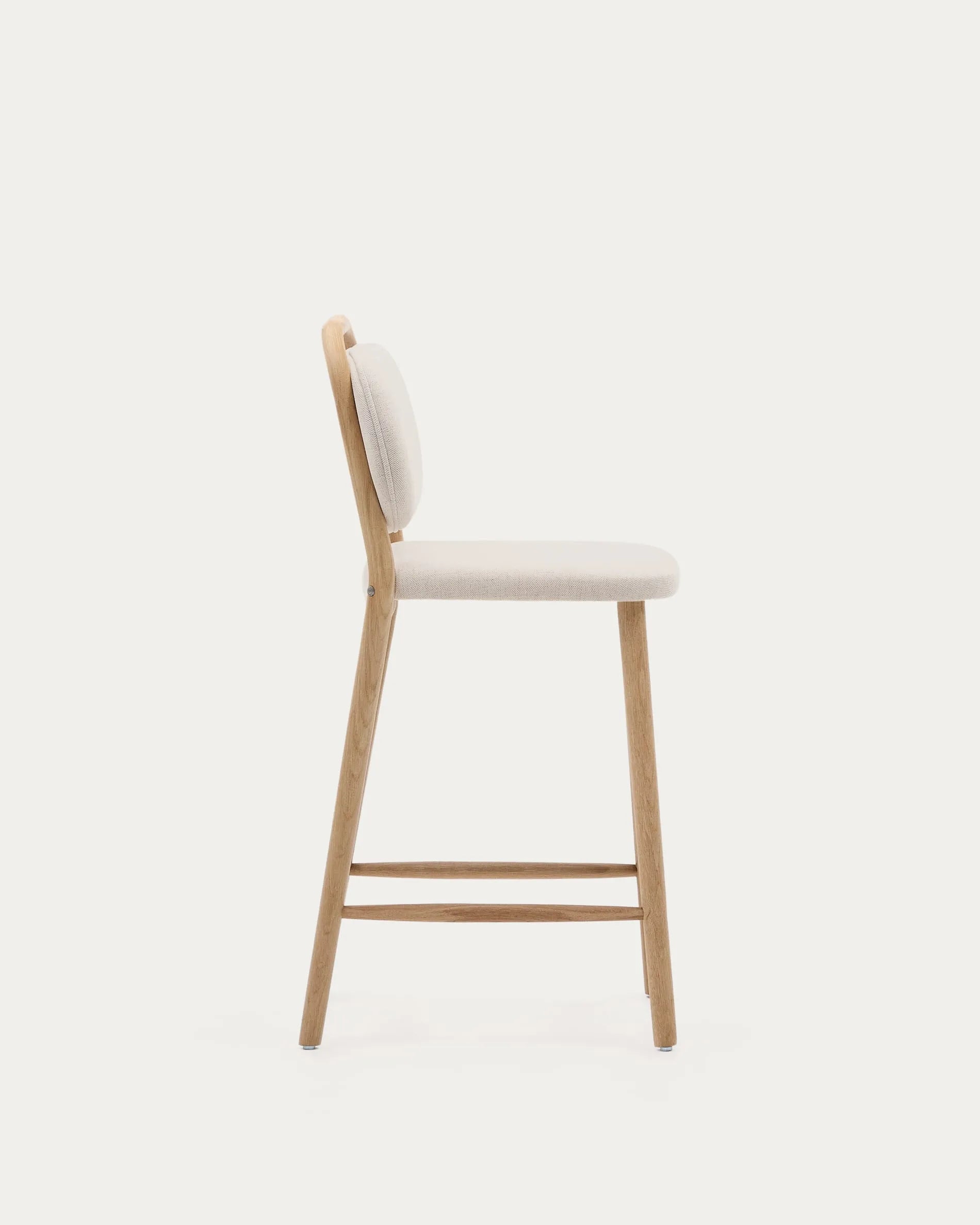 Eleganter Hocker aus Eichenholz mit beiger Chenille, ideal für Kücheninseln. Nachhaltig und stilvoll.