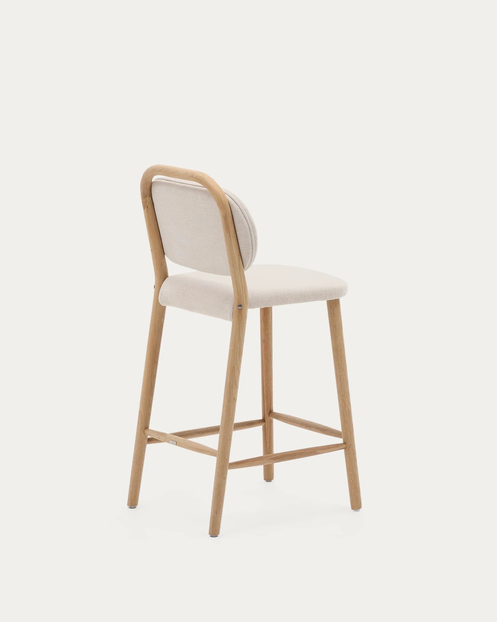 Eleganter Hocker aus Eichenholz mit beiger Chenille, ideal für Kücheninseln. Nachhaltig und stilvoll.