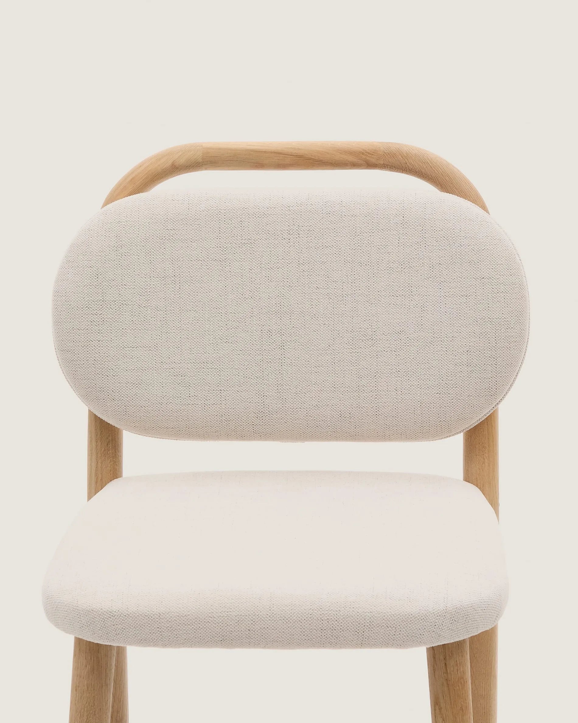 Eleganter Hocker aus Eichenholz mit beiger Chenille, ideal für Kücheninseln. Nachhaltig und stilvoll.