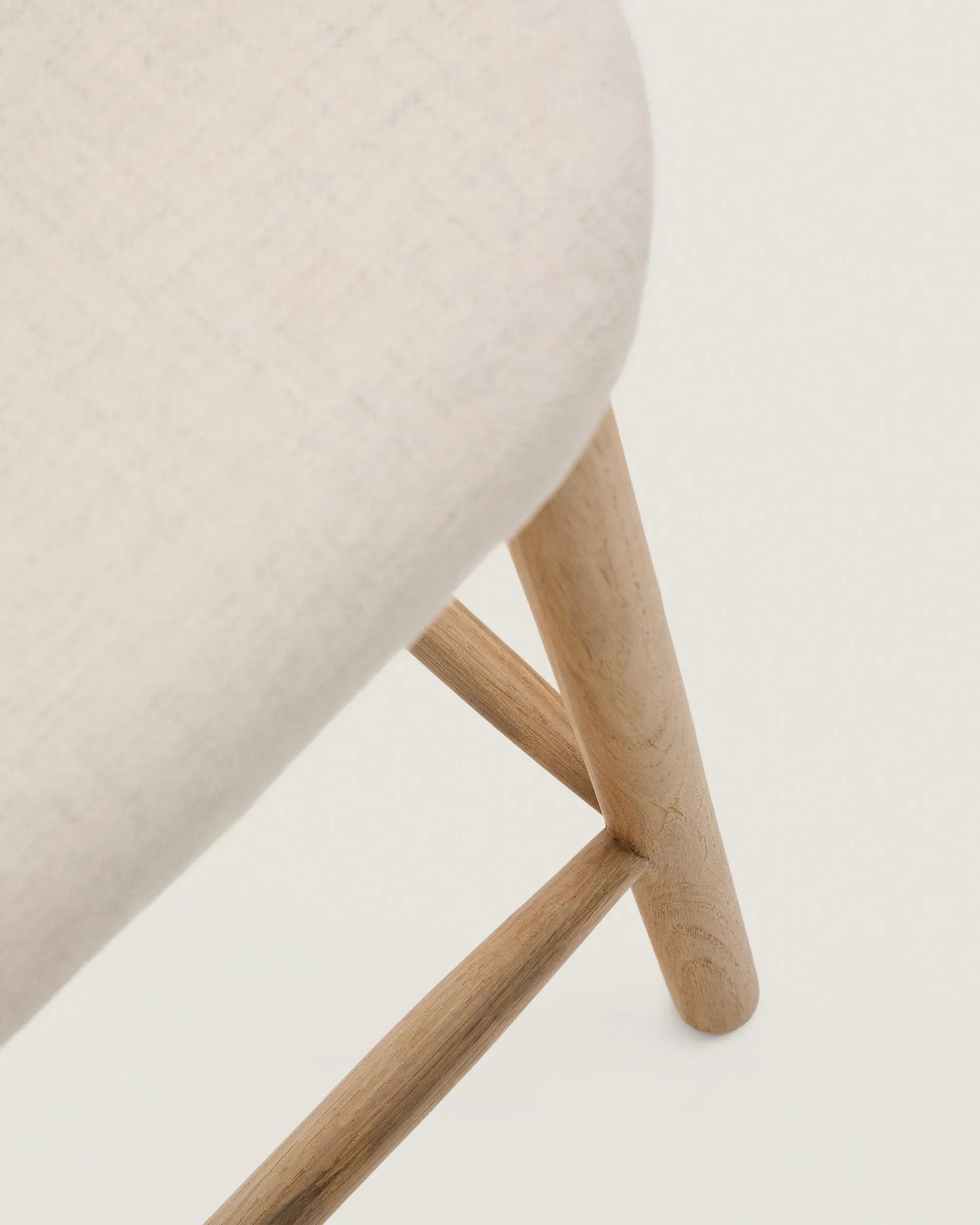 Eleganter Hocker aus Eichenholz mit beiger Chenille, ideal für Kücheninseln. Nachhaltig und stilvoll.