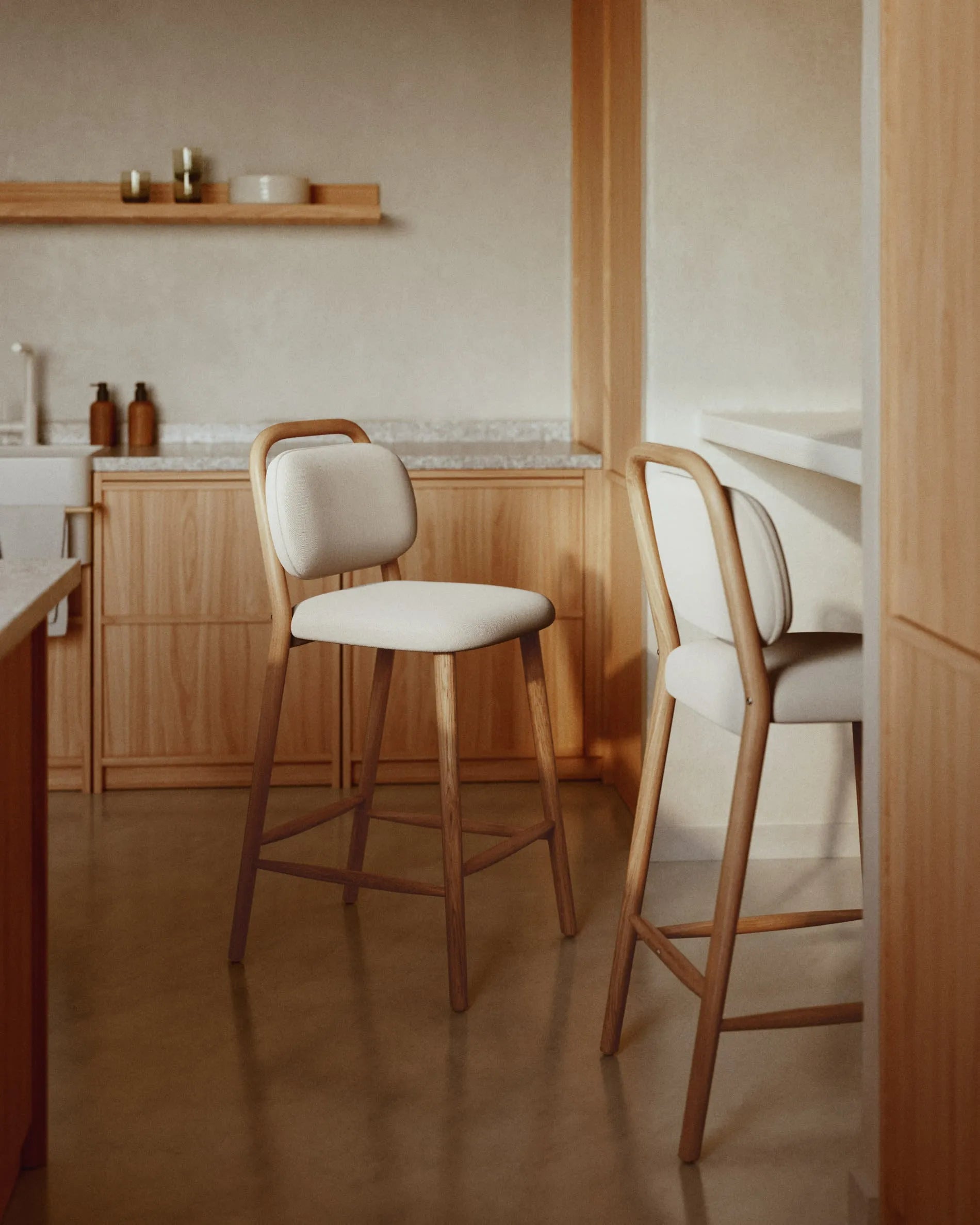 Eleganter Hocker aus Eichenholz mit beiger Chenille, ideal für Kücheninseln. Nachhaltig und stilvoll.