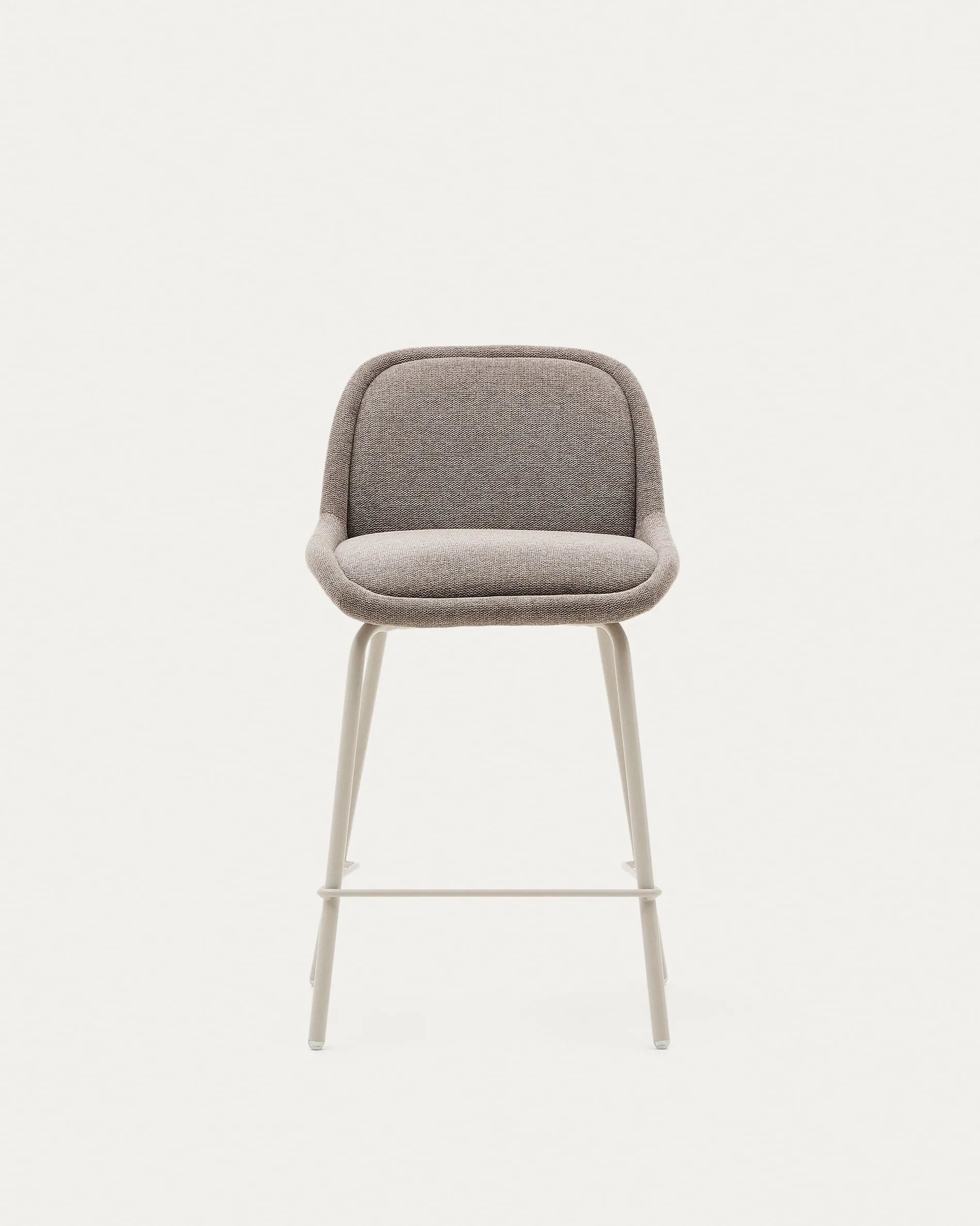 Eleganter Hocker aus hellbraunem Chenille mit stabilen, beige lackierten Stahlbeinen, ideal für moderne Wohnräume.