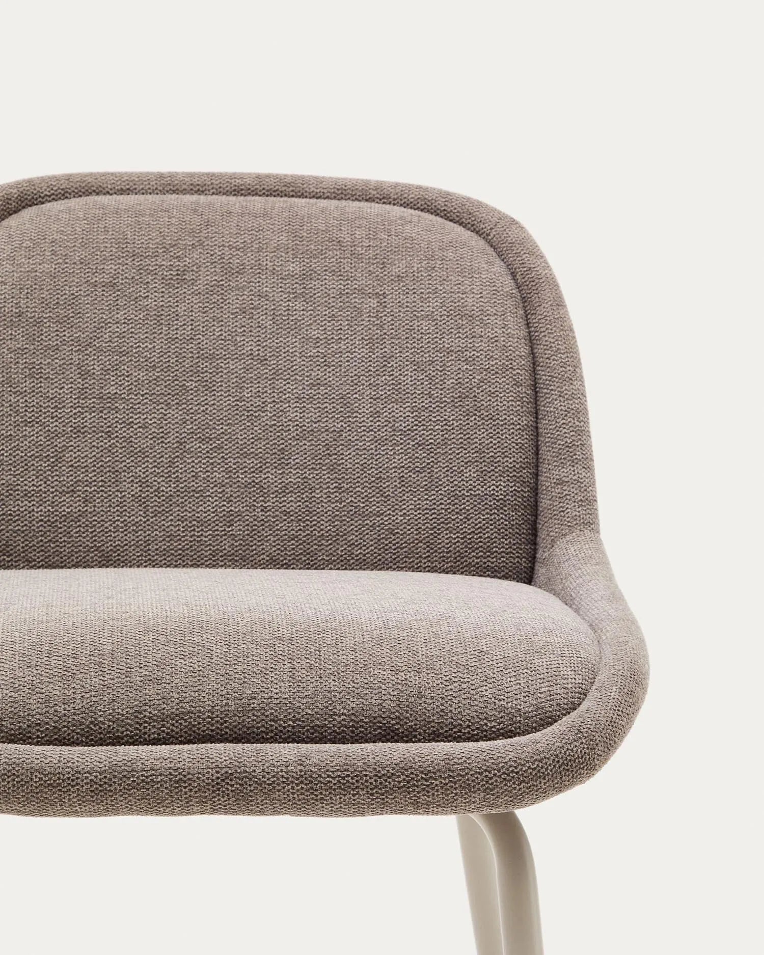 Eleganter Hocker aus hellbraunem Chenille mit stabilen, beige lackierten Stahlbeinen, ideal für moderne Wohnräume.