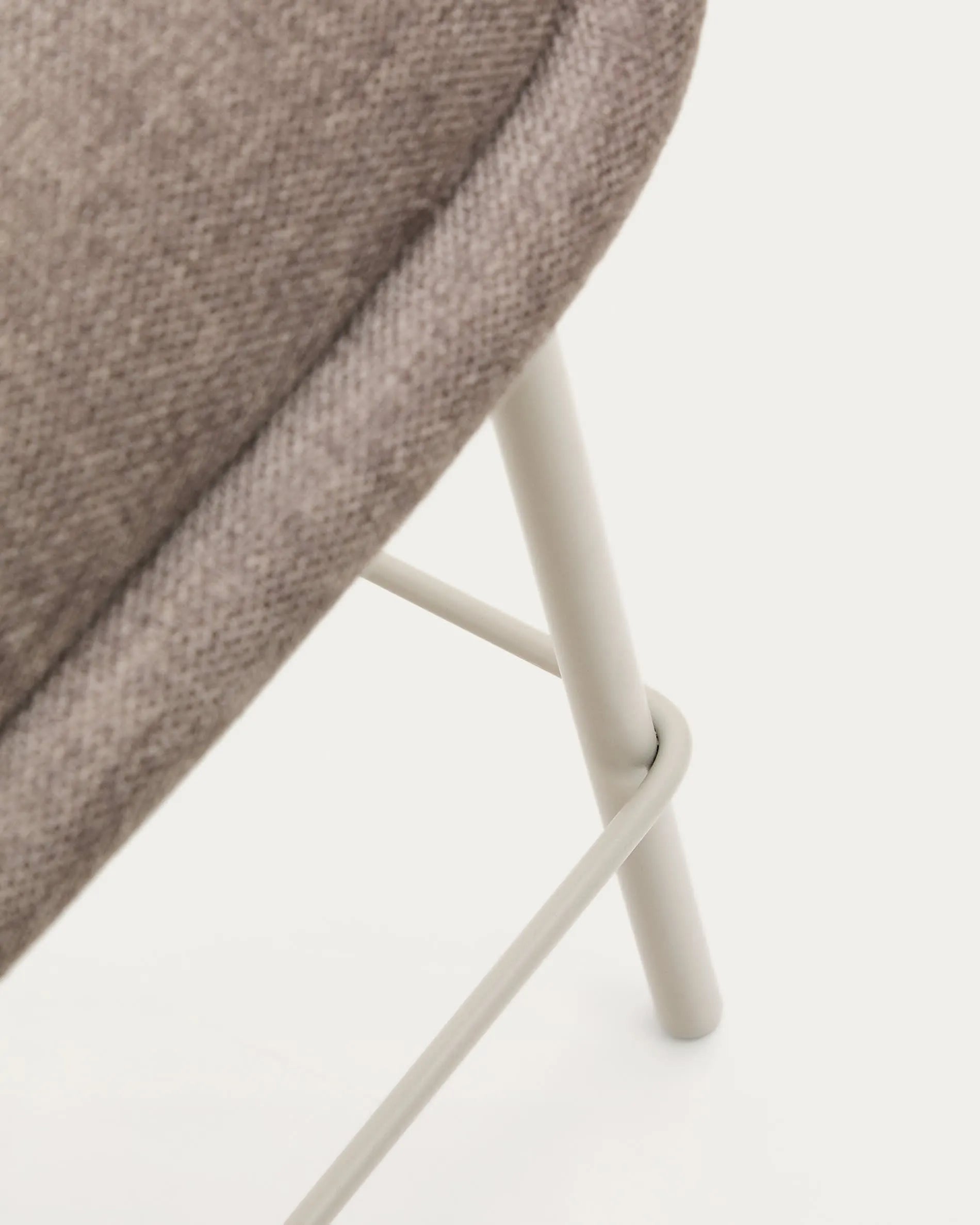 Eleganter Hocker aus hellbraunem Chenille mit stabilen, beige lackierten Stahlbeinen, ideal für moderne Wohnräume.