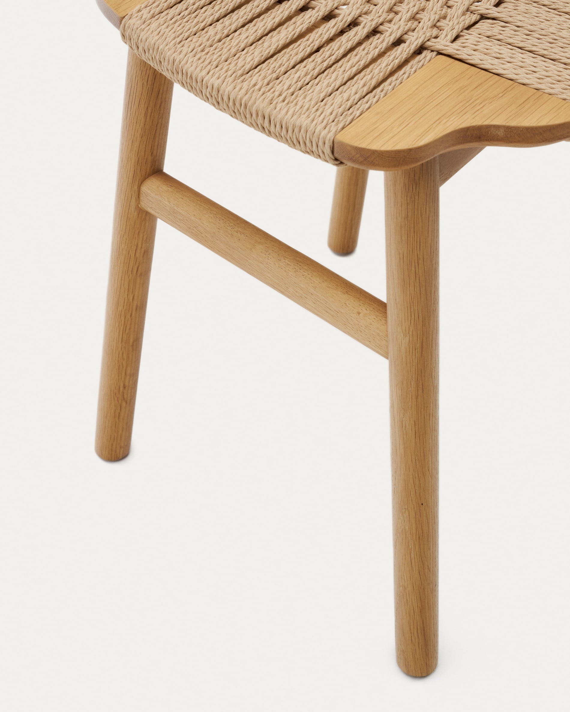 Stilvoller Hocker Enit aus Papierseil und Eichenholz, beige, 43cm, FSC-zertifiziert, natürliches Finish, von Kave Home.