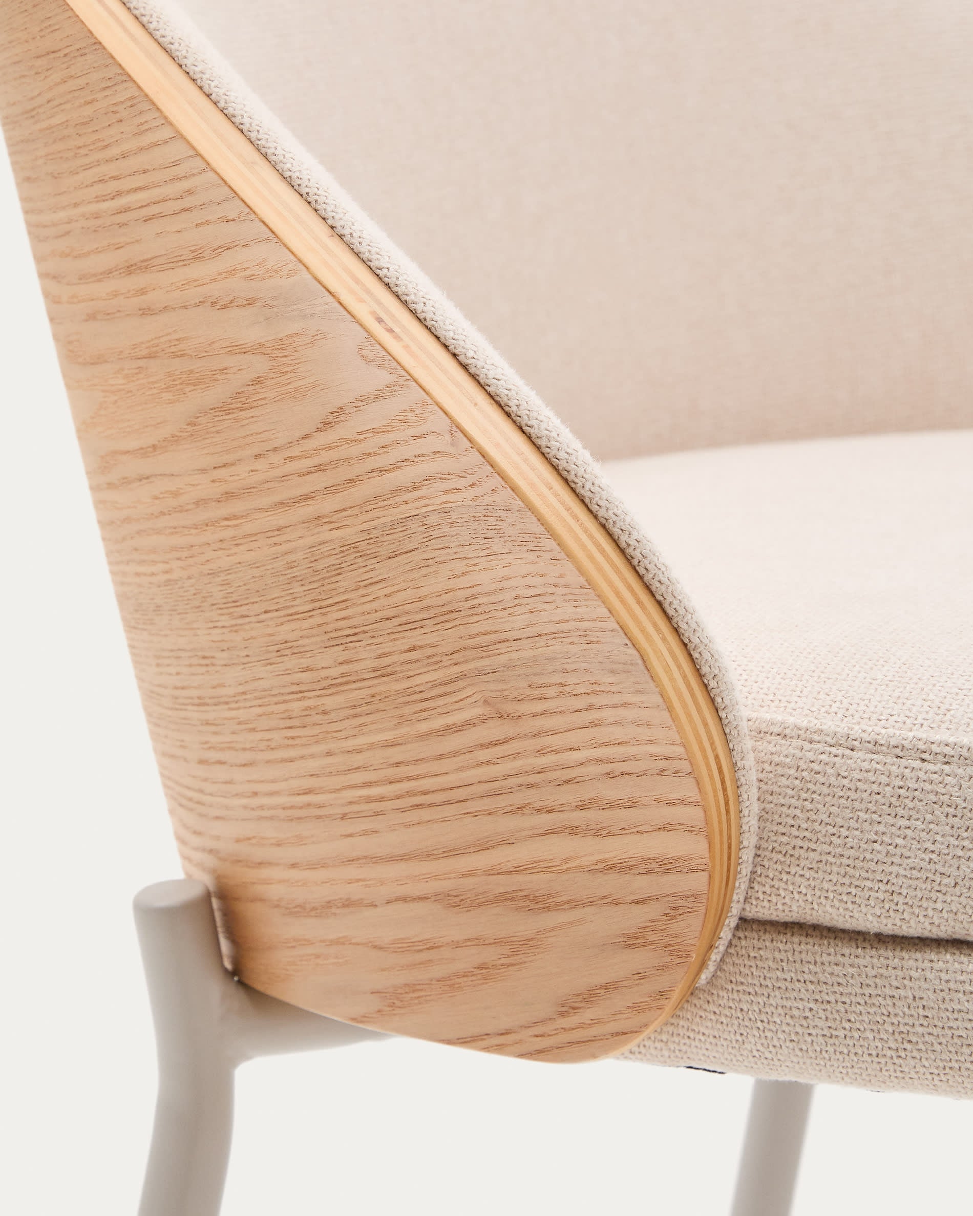 Moderner Hocker Eamy, 77 cm, mit beigem Chenille, Eschenfurnier in Natur und Metall, ideal für stilvolle Einrichtungen.