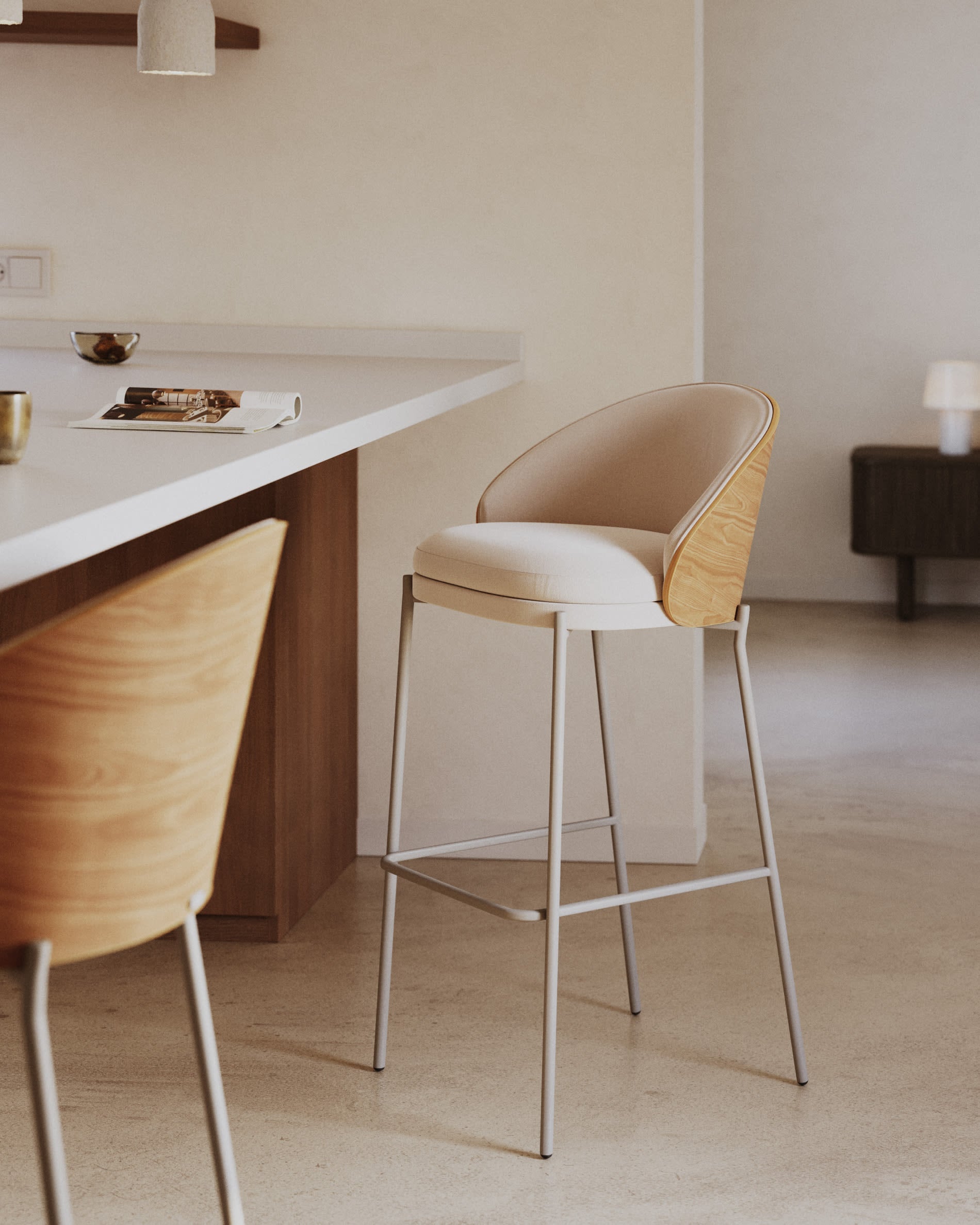 Moderner Hocker Eamy, 77 cm hoch, mit beigem Chenille, Eschenfurnier und Metall, perfekt für elegante Wohnbereiche.