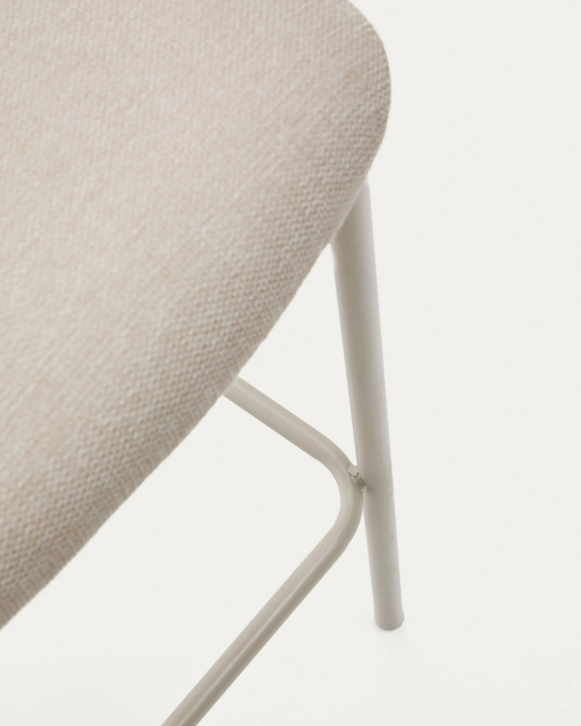 Eleganter Hocker aus beigefarbenem Chenille und Stahl, 75 cm hoch, FSC-zertifiziert, ideal für stilvolle und nachhaltige Räume.