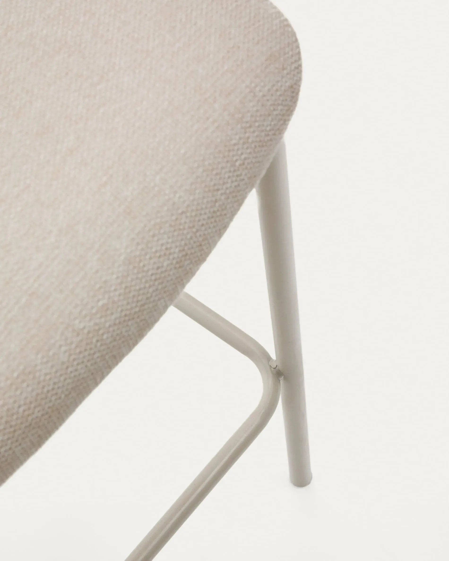 Eleganter Hocker aus beigefarbenem Chenille und Stahl, 75 cm hoch, FSC-zertifiziert, ideal für stilvolle und nachhaltige Räume.