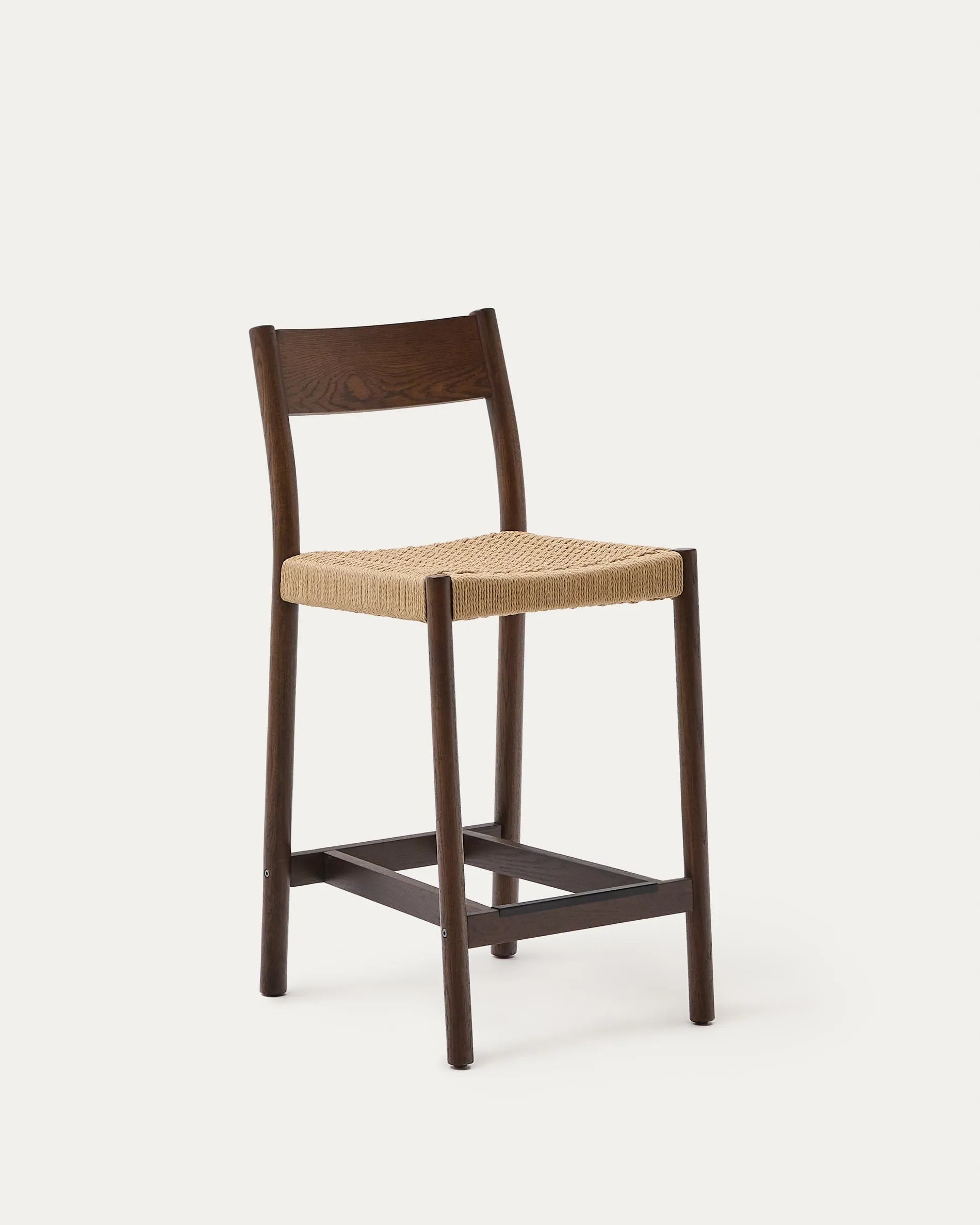 3D-Modell: Eleganter Barhocker aus Eichenholz mit Nussbaum-Finish, Seilsitz, 65 cm hoch, FSC-zertifiziert, ideal für Kücheninseln.