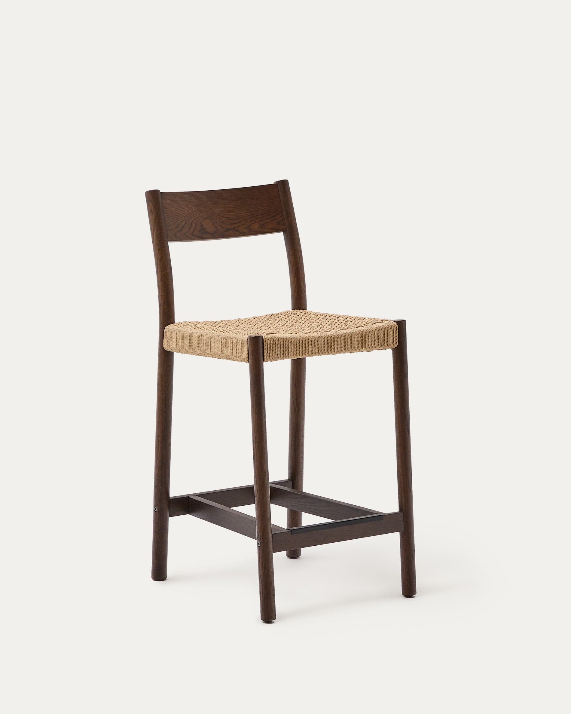 Eleganter Barhocker aus massivem Eichenholz mit Nussbaum-Finish, Seilsitzfläche und 65 cm Höhe, FSC-zertifiziert von Kave Home.