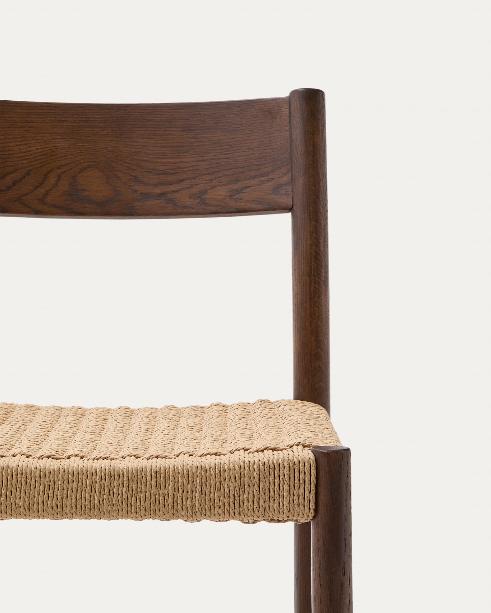 Barhocker aus Eichenholz mit Nussbaum-Finish, 65 cm, Seilsitz, FSC-zertifiziert, stilvoll und nachhaltig, von Kave Home.