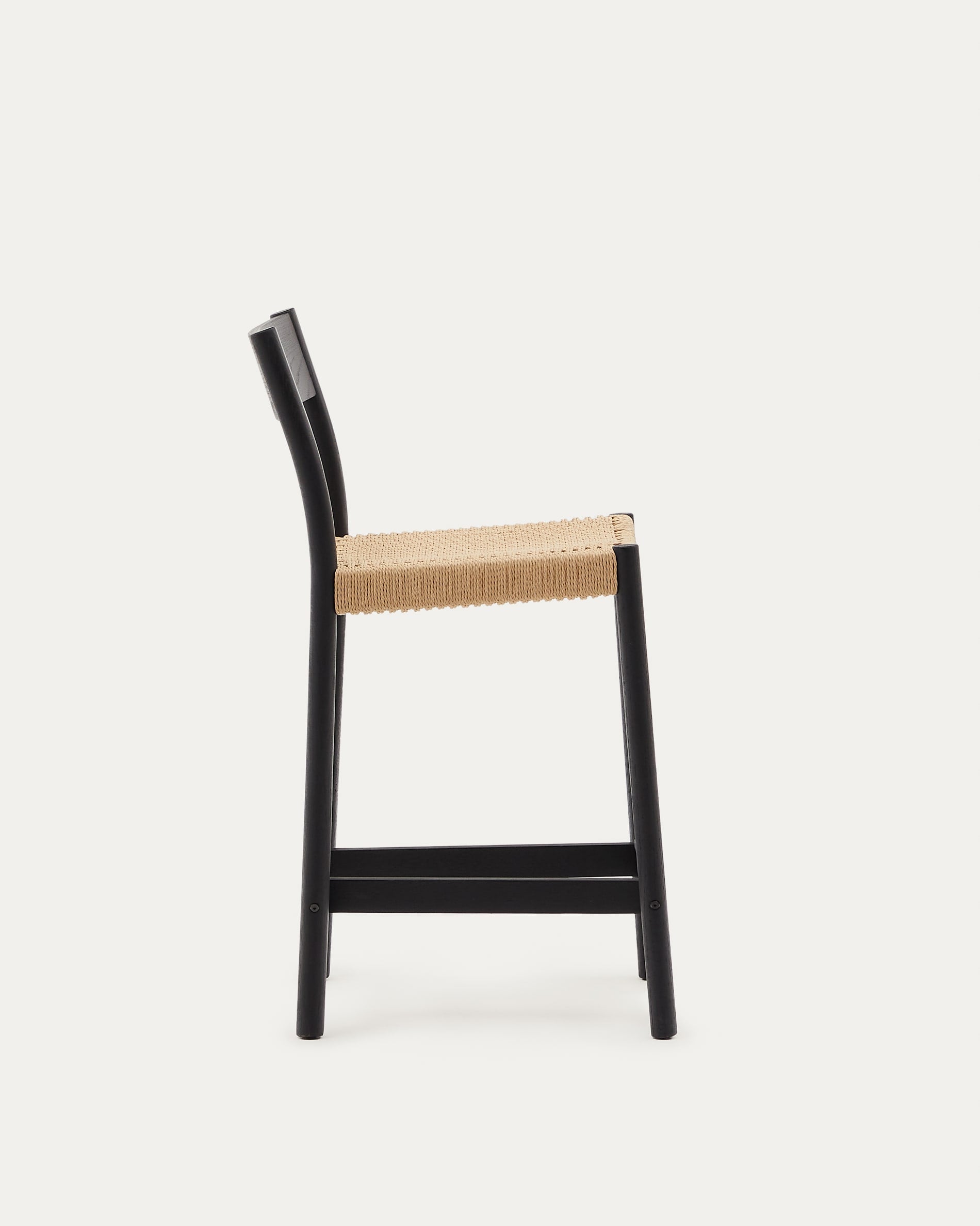Stilvoller Yalia Barhocker aus FSC-zertifiziertem Eichenholz mit schwarzem Finish und Seilsitz, 65 cm hoch, von Kave Home.