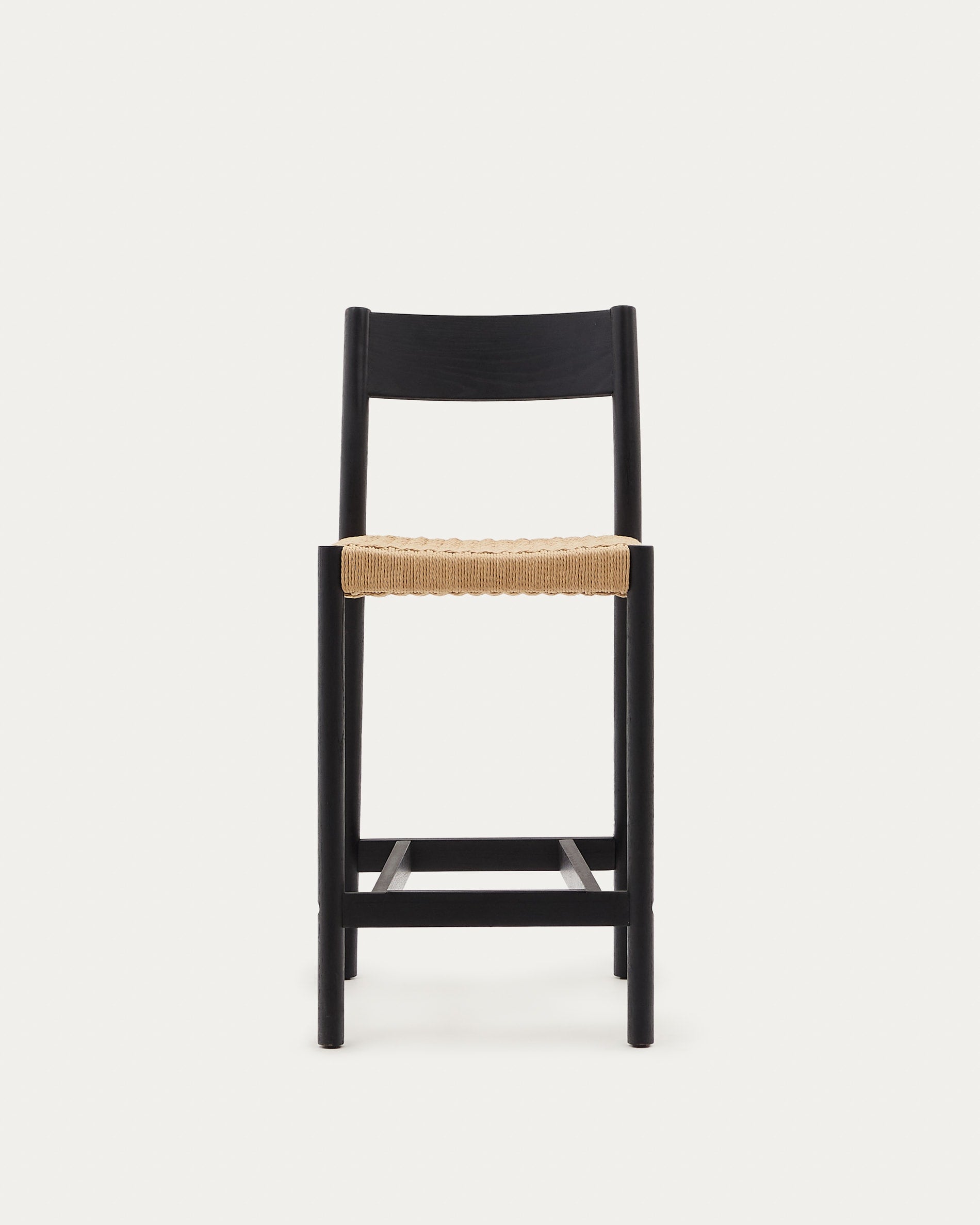 Barhocker Yalia, 65 cm, aus FSC-zertifiziertem Eichenholz mit schwarzem Finish und Seilsitz, stilvoll und nachhaltig von Kave Home.