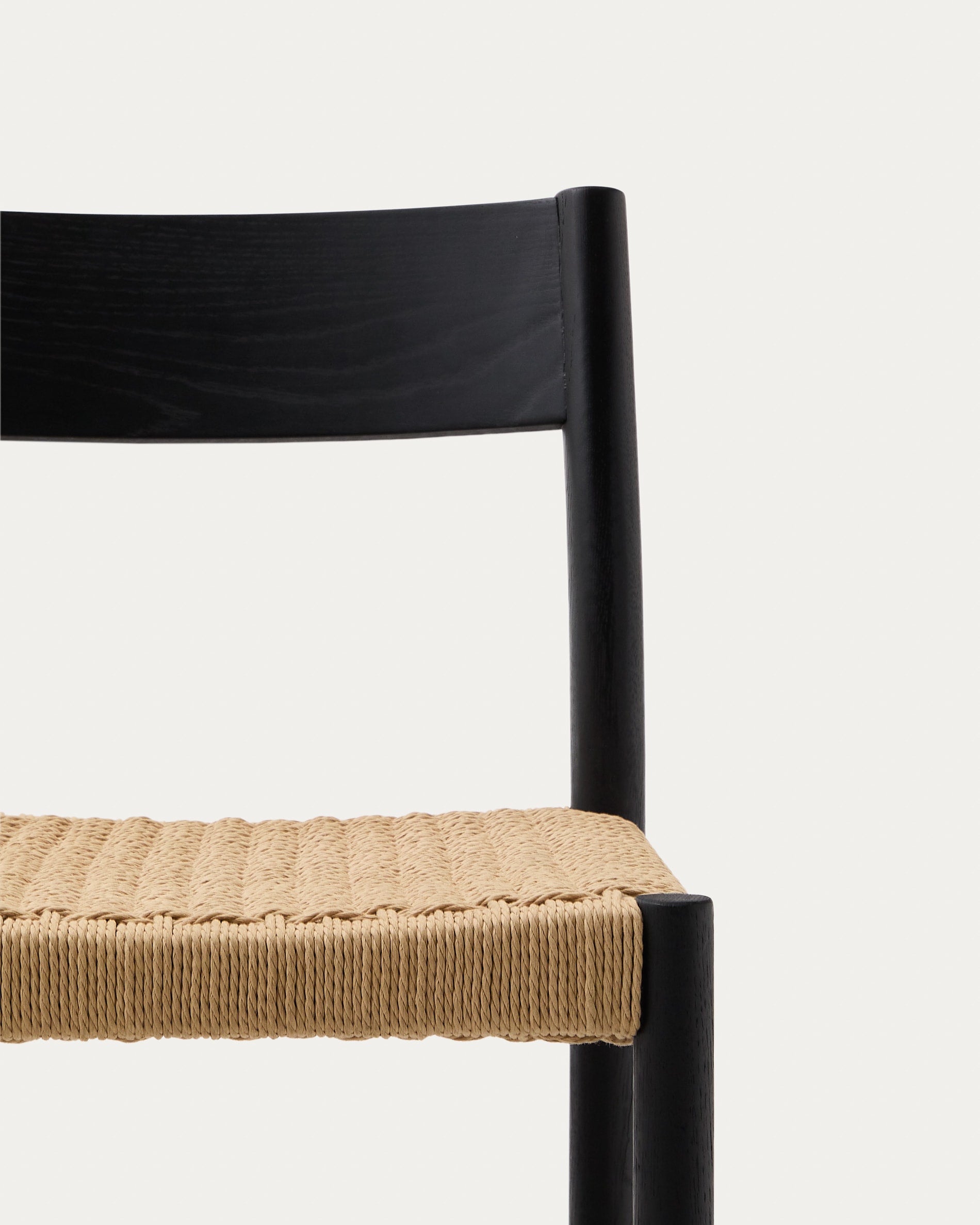 Eleganter Yalia Barhocker, 65 cm, aus FSC-zertifiziertem Eichenholz mit schwarzem Finish und Seilsitz, ideal für stilvolle Räume.