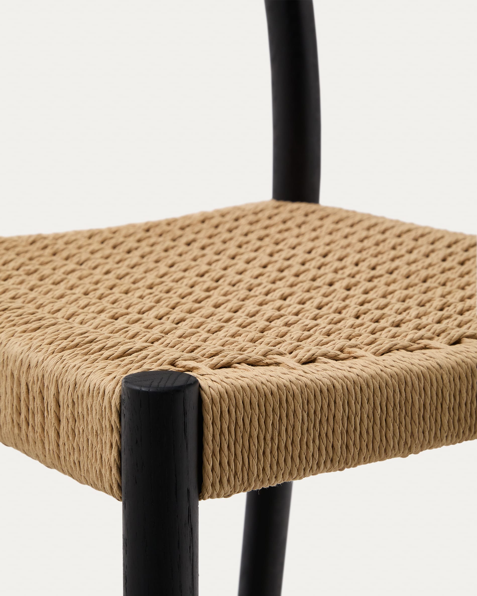 Stilvoller Yalia Barhocker, 65 cm, aus FSC-zertifiziertem Eichenholz mit schwarzem Finish und Seilsitz, perfekt für moderne Einrichtungen.