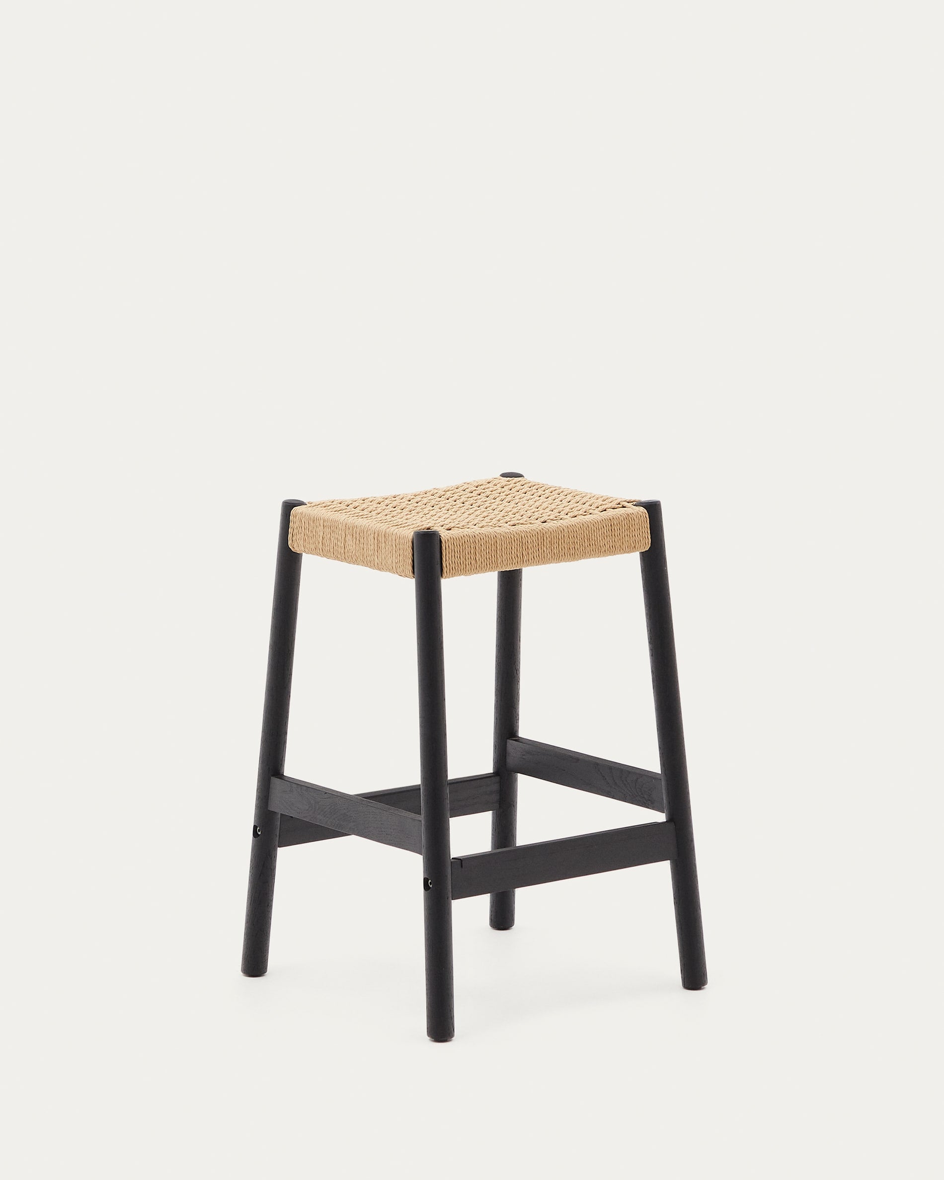 3D-Modell: Eleganter Yalia Hocker, Eichenholz schwarz, Seilsitz, 65 cm hoch, FSC-zertifiziert, für stilvolle Räume.