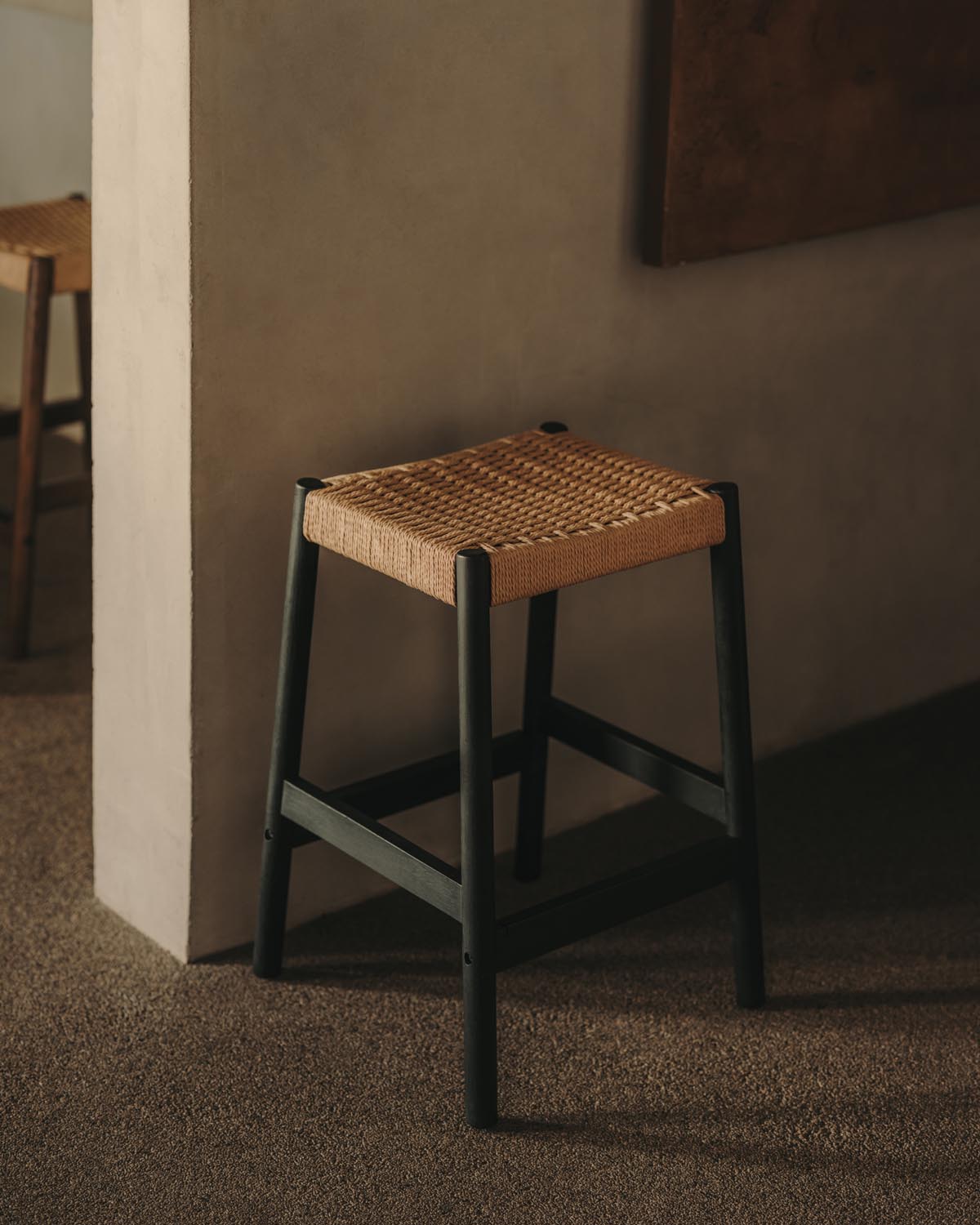 Eleganter Yalia Hocker: Eiche, schwarz, Seilsitz, 65 cm, FSC-zertifiziert.